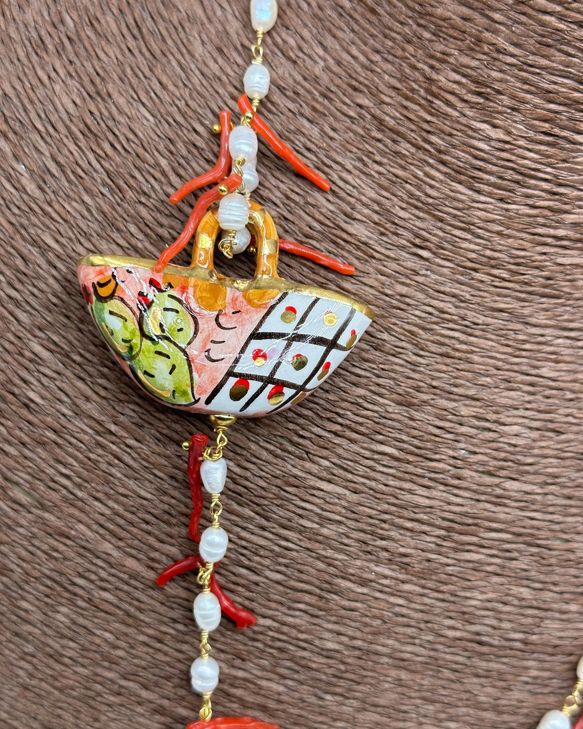 Collana Coffa Siciliana decorata Ceramica di Caltagirone, Perle e Corallo DD CERAMICHE SICILIANE