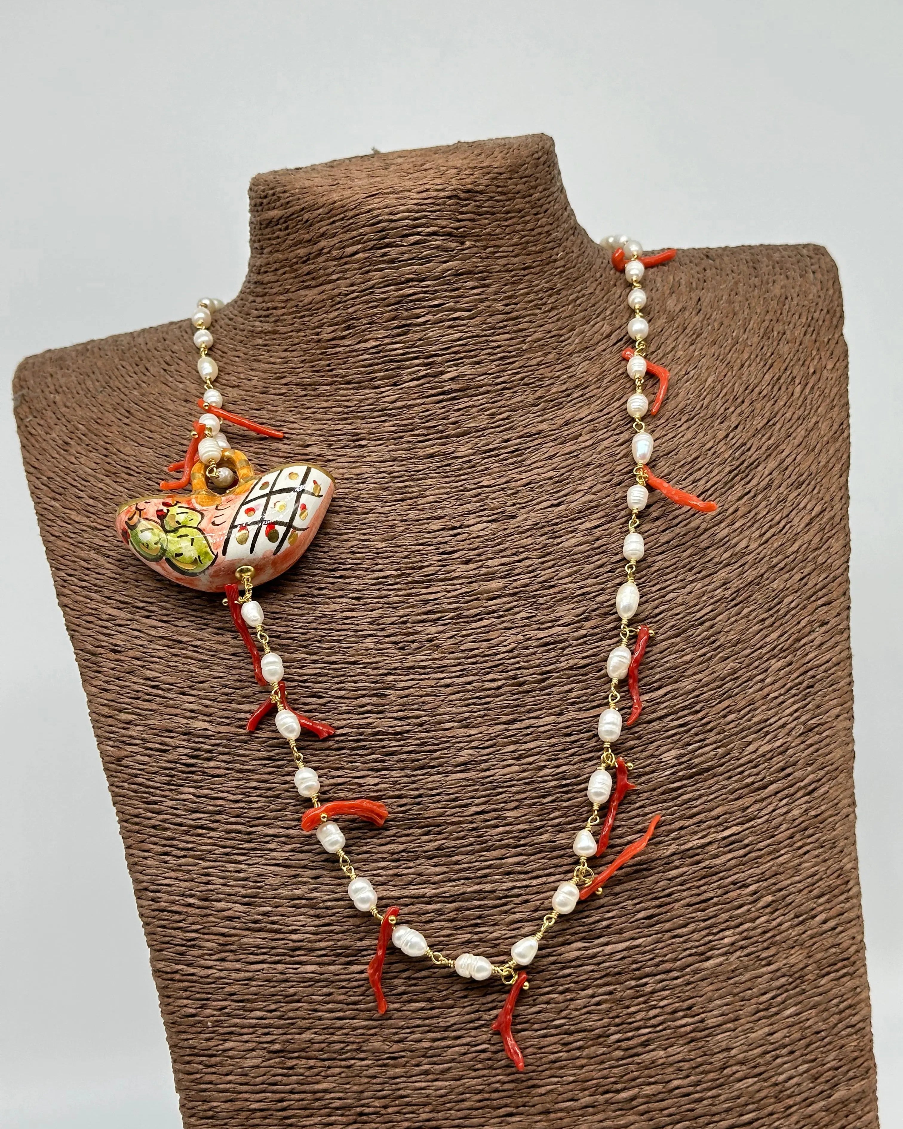 Collana Coffa Siciliana decorata Ceramica di Caltagirone, Perle e Corallo DD CERAMICHE SICILIANE