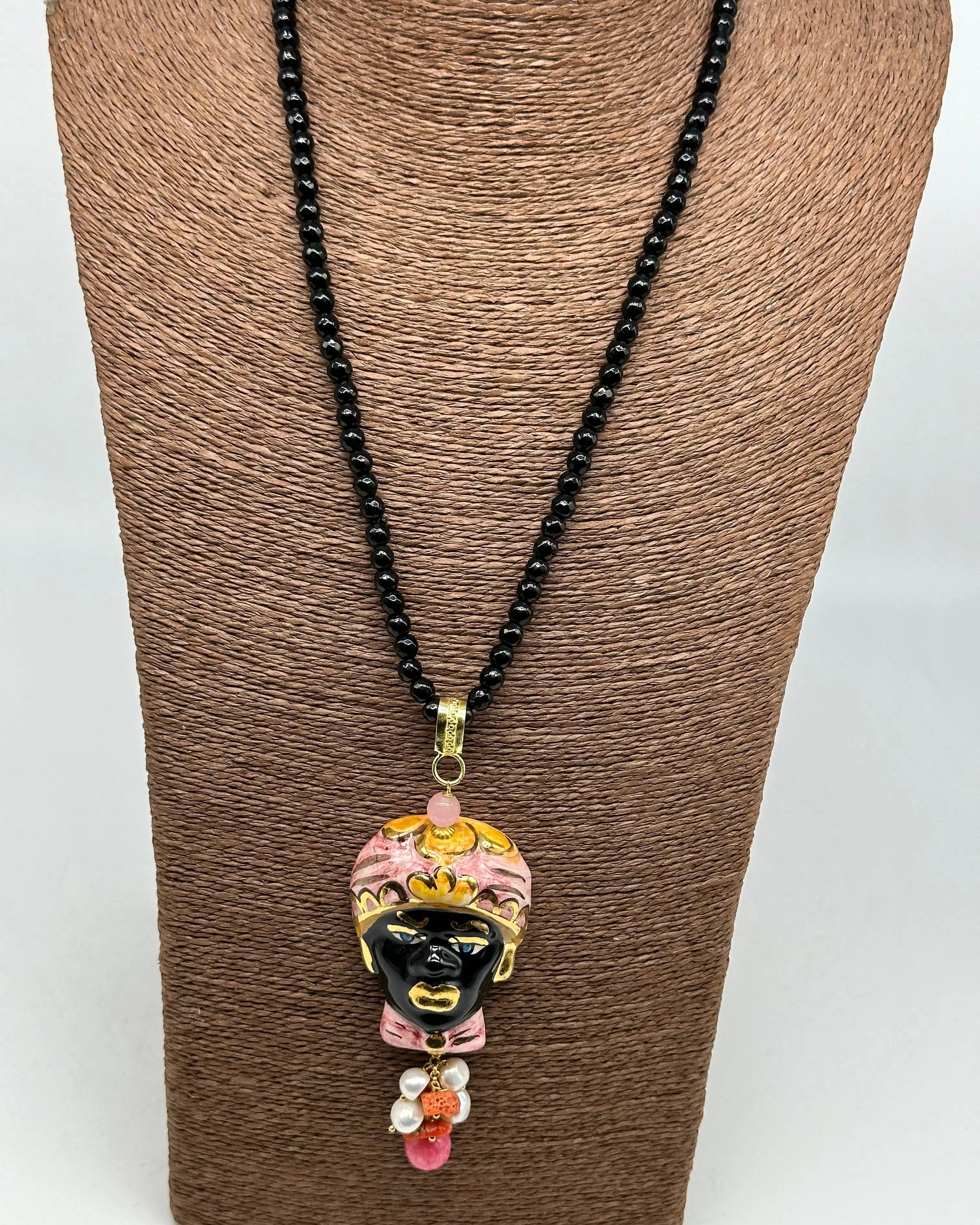 Collana di pietre nere Testa di Moro Ceramica di Caltagirone Turbante Rosa Decorato DD CERAMICHE SICILIANE
