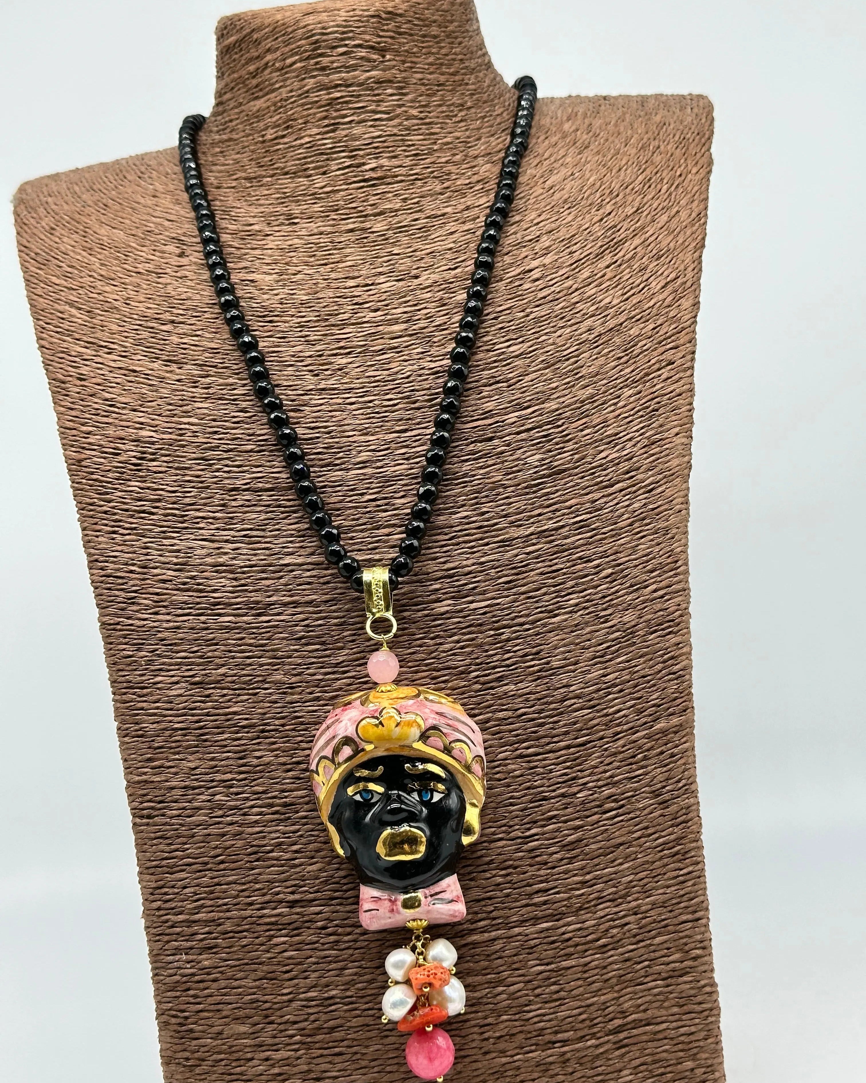 Collana di pietre nere Testa di Moro Ceramica di Caltagirone Turbante Rosa Decorato DD CERAMICHE SICILIANE