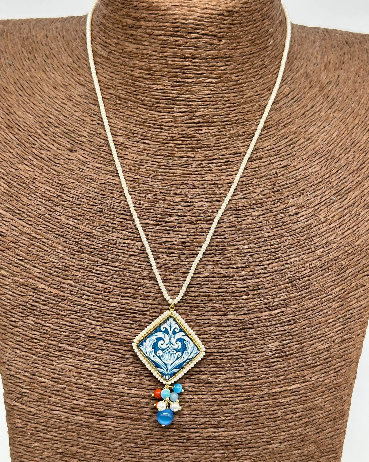 Collana Piastrella Ceramica Caltagirone Decoro Barocco Blu V.2, cornice e catena perline bianche DD CERAMICHE SICILIANE