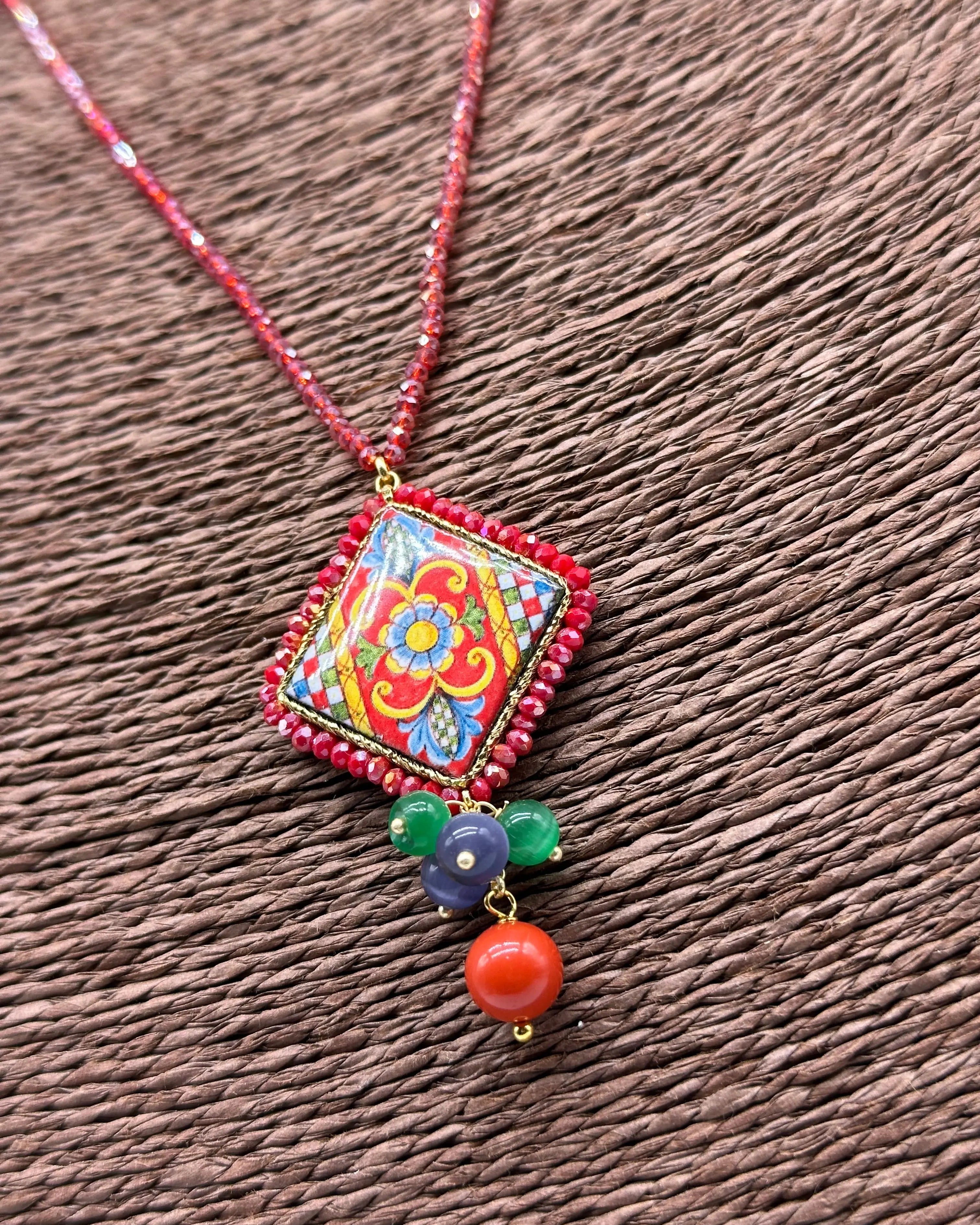 Collana Piastrella Ceramica Caltagirone Decoro Barocco, catena perline rosse V.3 DD CERAMICHE SICILIANE