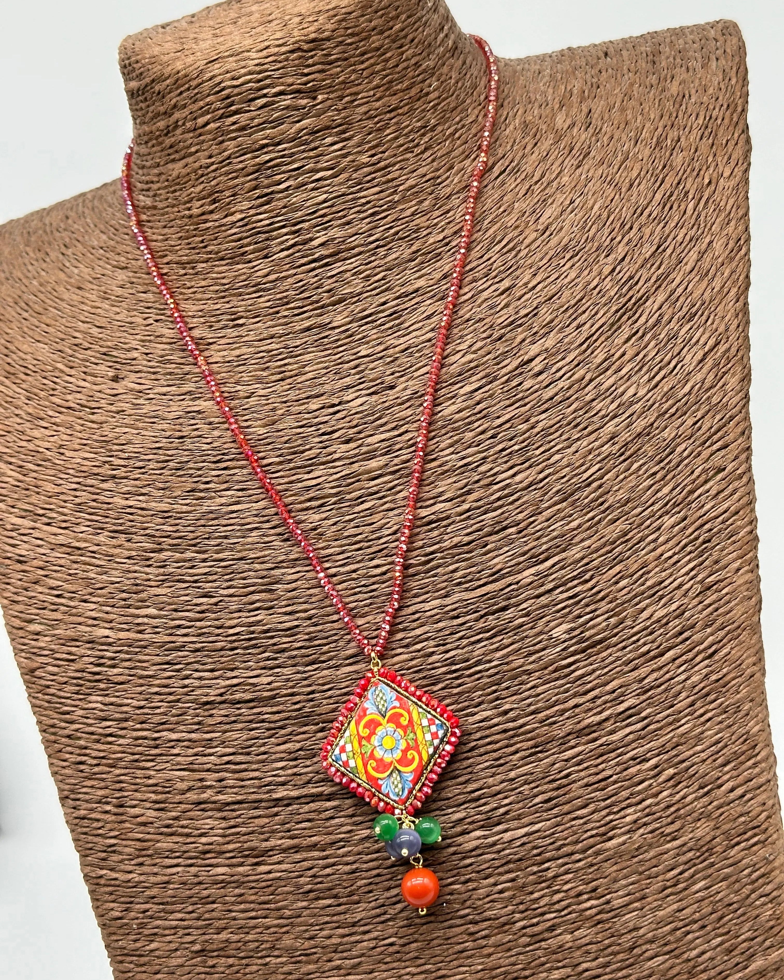 Collana Piastrella Ceramica Caltagirone Decoro Barocco, catena perline rosse V.3 DD CERAMICHE SICILIANE