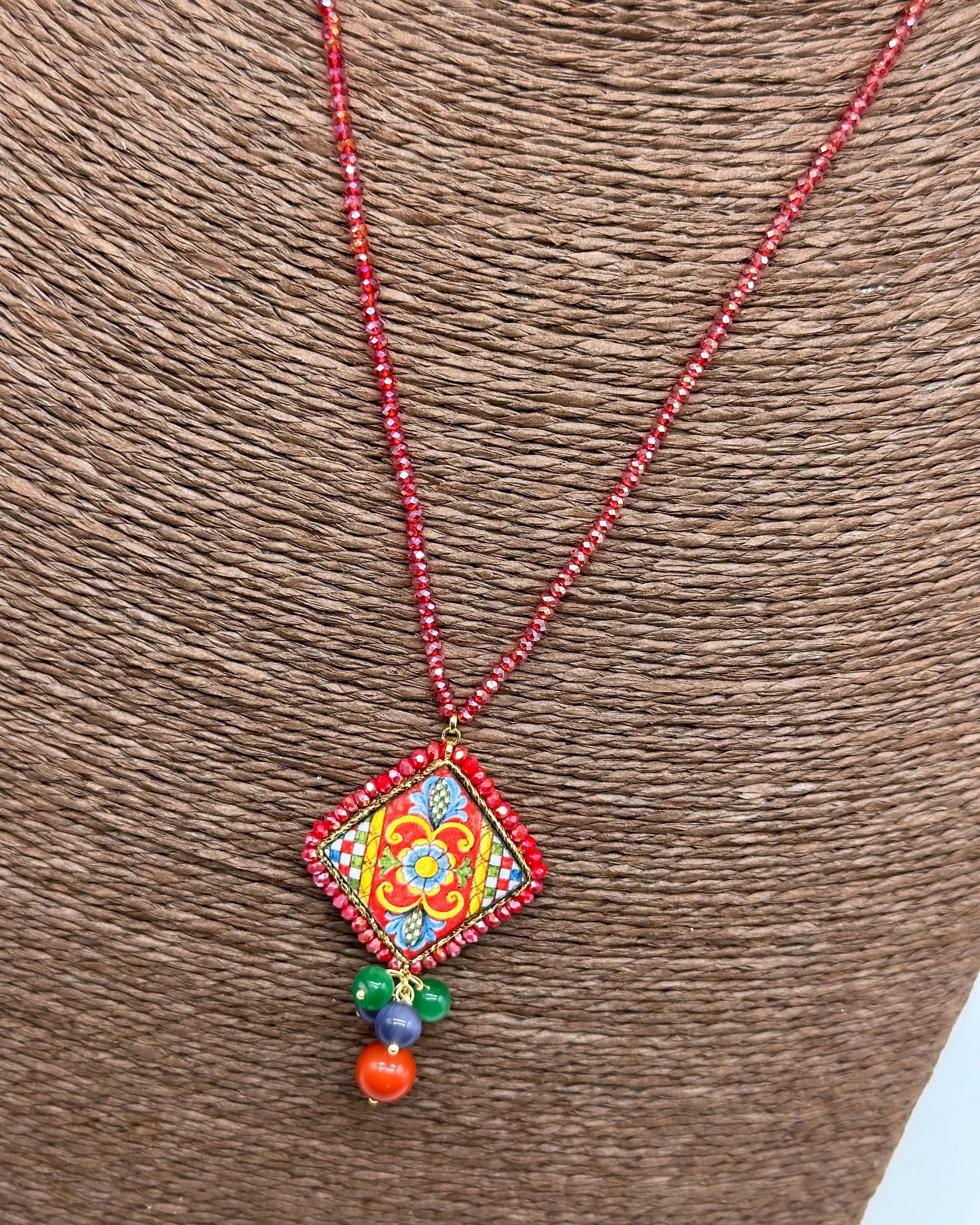 Collana Piastrella Ceramica Caltagirone Decoro Barocco, catena perline rosse V.3 DD CERAMICHE SICILIANE