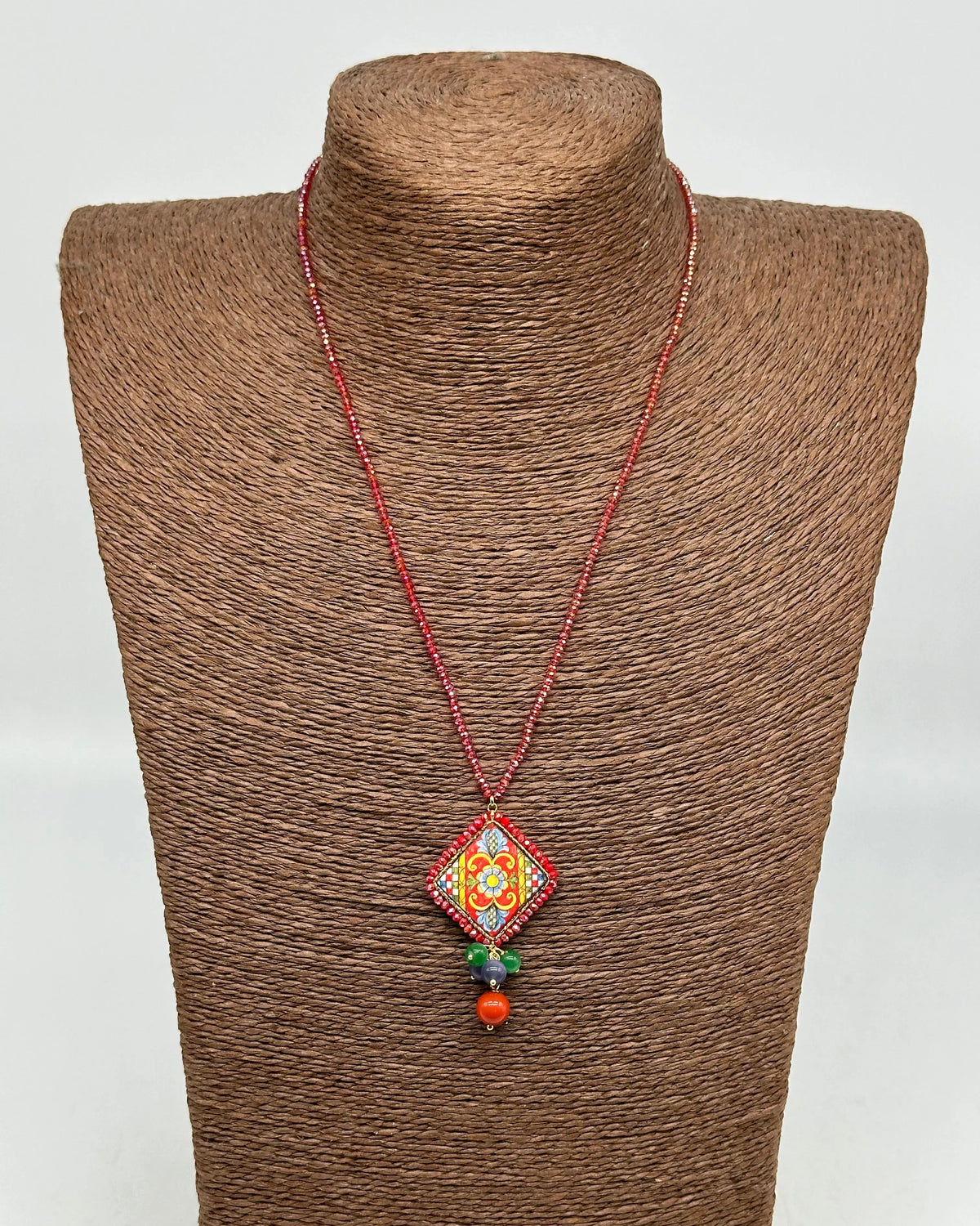 Collana Piastrella Ceramica Caltagirone Decoro Barocco, catena perline rosse V.3 DD CERAMICHE SICILIANE