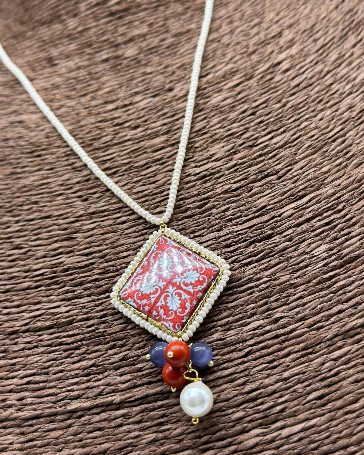 Collana Piastrella Ceramica Caltagirone Decoro Barocco Rosso, catena perline bianche DD CERAMICHE SICILIANE