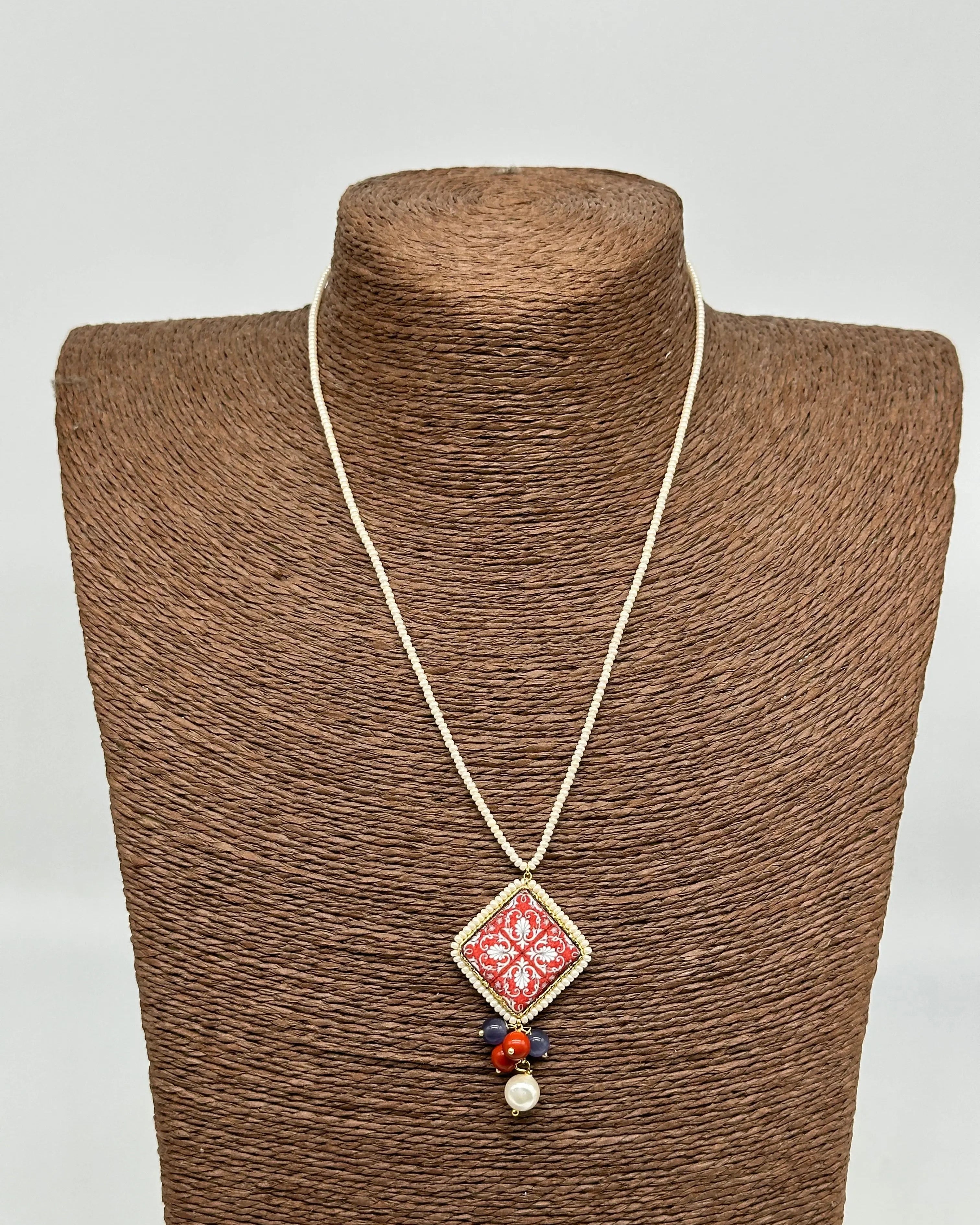 Collana Piastrella Ceramica Caltagirone Decoro Barocco Rosso, catena perline bianche DD CERAMICHE SICILIANE