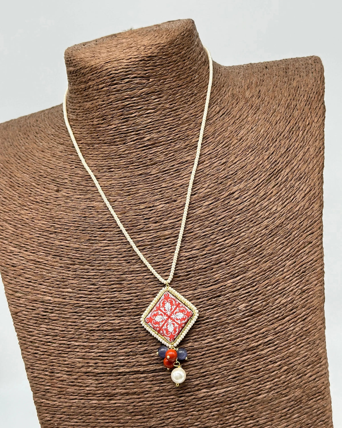 Collana Piastrella Ceramica Caltagirone Decoro Barocco Rosso, catena perline bianche DD CERAMICHE SICILIANE