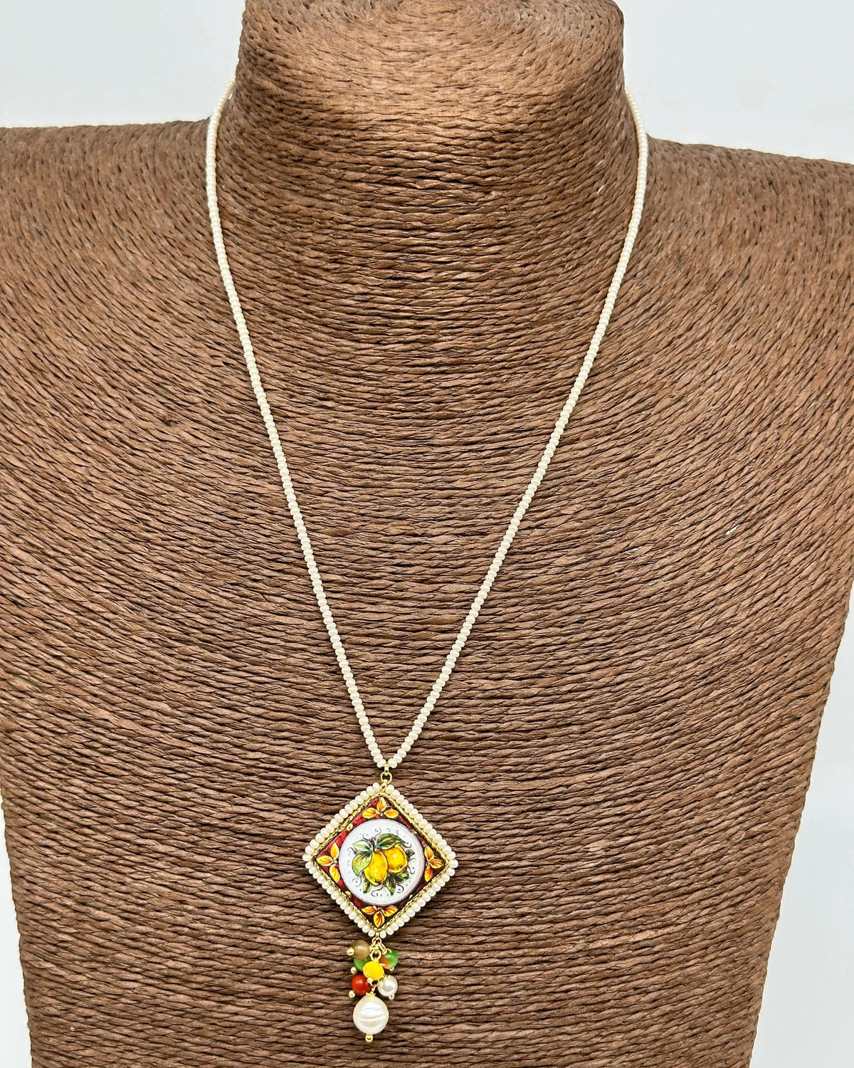 Collana Piastrella Ceramica Caltagirone Decoro Limoni, cornice e catena perline bianche DD CERAMICHE SICILIANE
