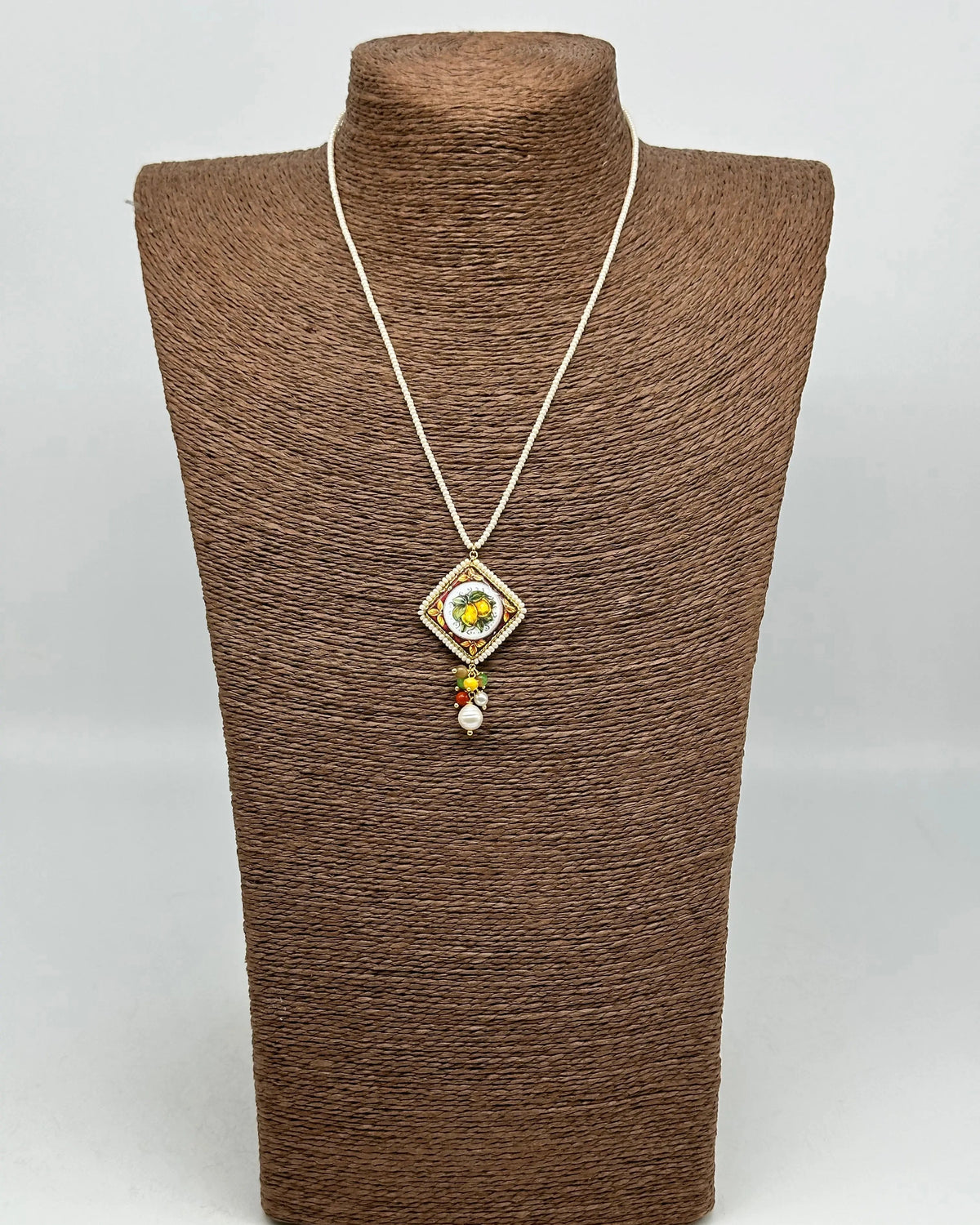 Collana Piastrella Ceramica Caltagirone Decoro Limoni, cornice e catena perline bianche DD CERAMICHE SICILIANE