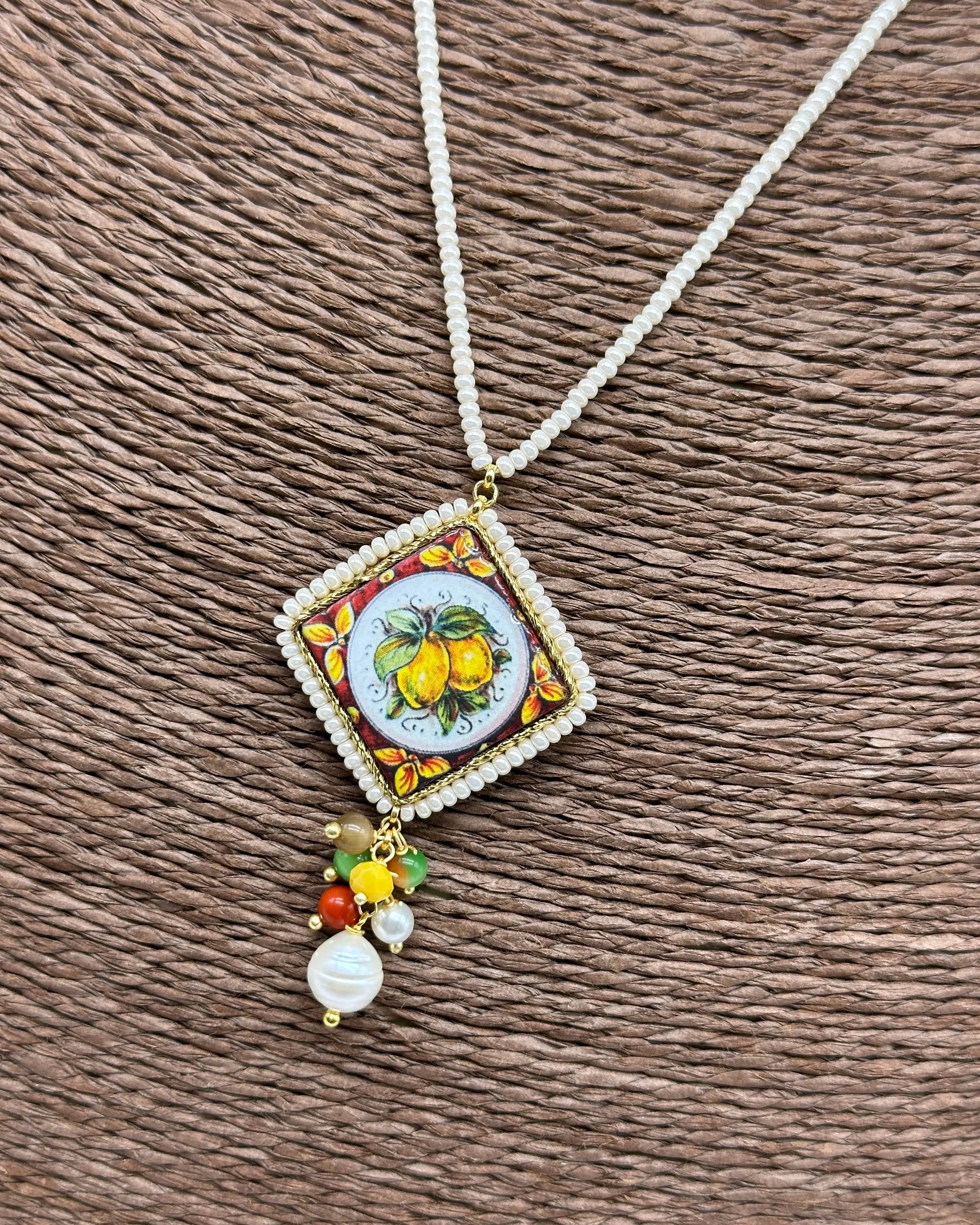 Collana Piastrella Ceramica Caltagirone Decoro Limoni, cornice e catena perline bianche DD CERAMICHE SICILIANE