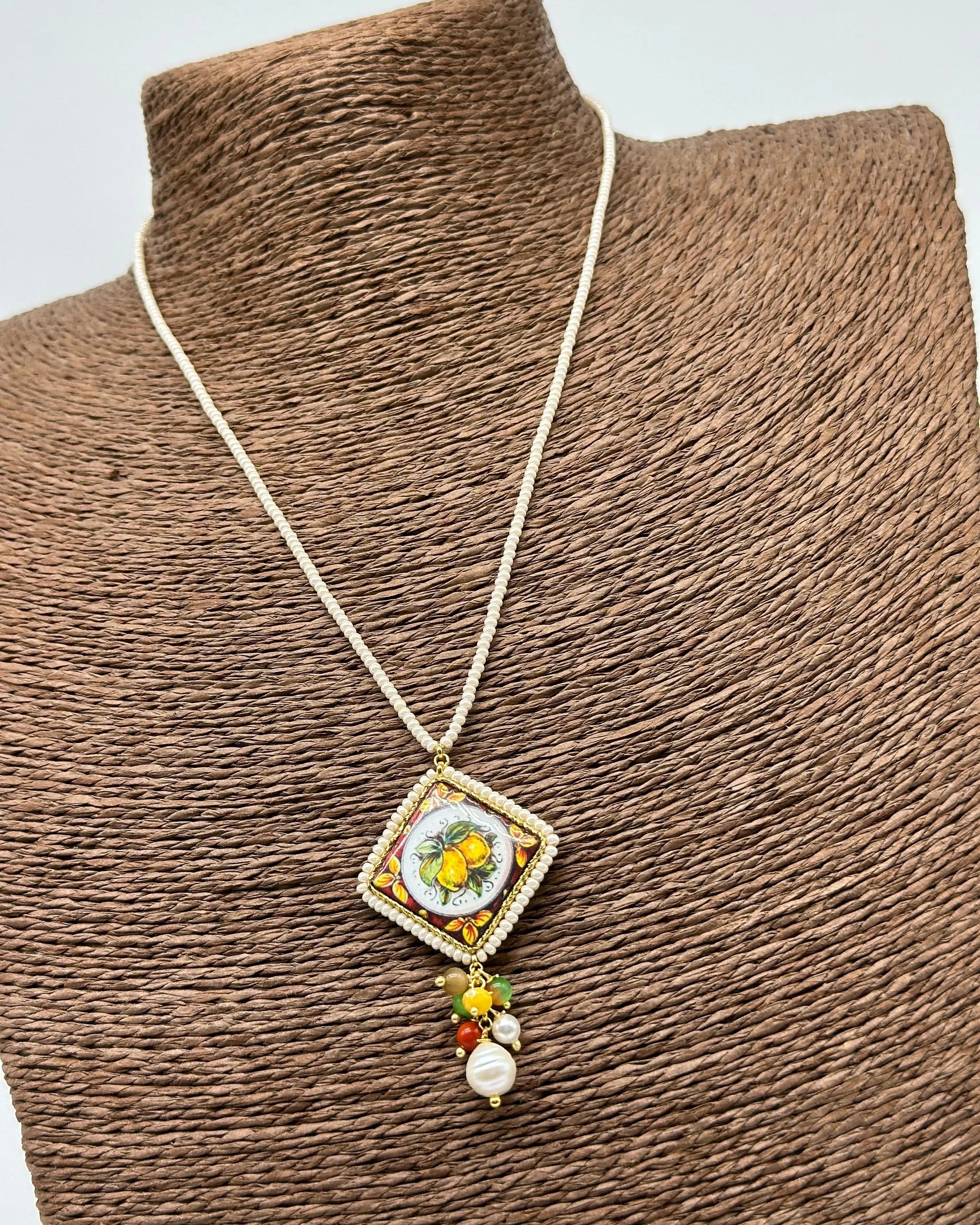 Collana Piastrella Ceramica Caltagirone Decoro Limoni, cornice e catena perline bianche DD CERAMICHE SICILIANE