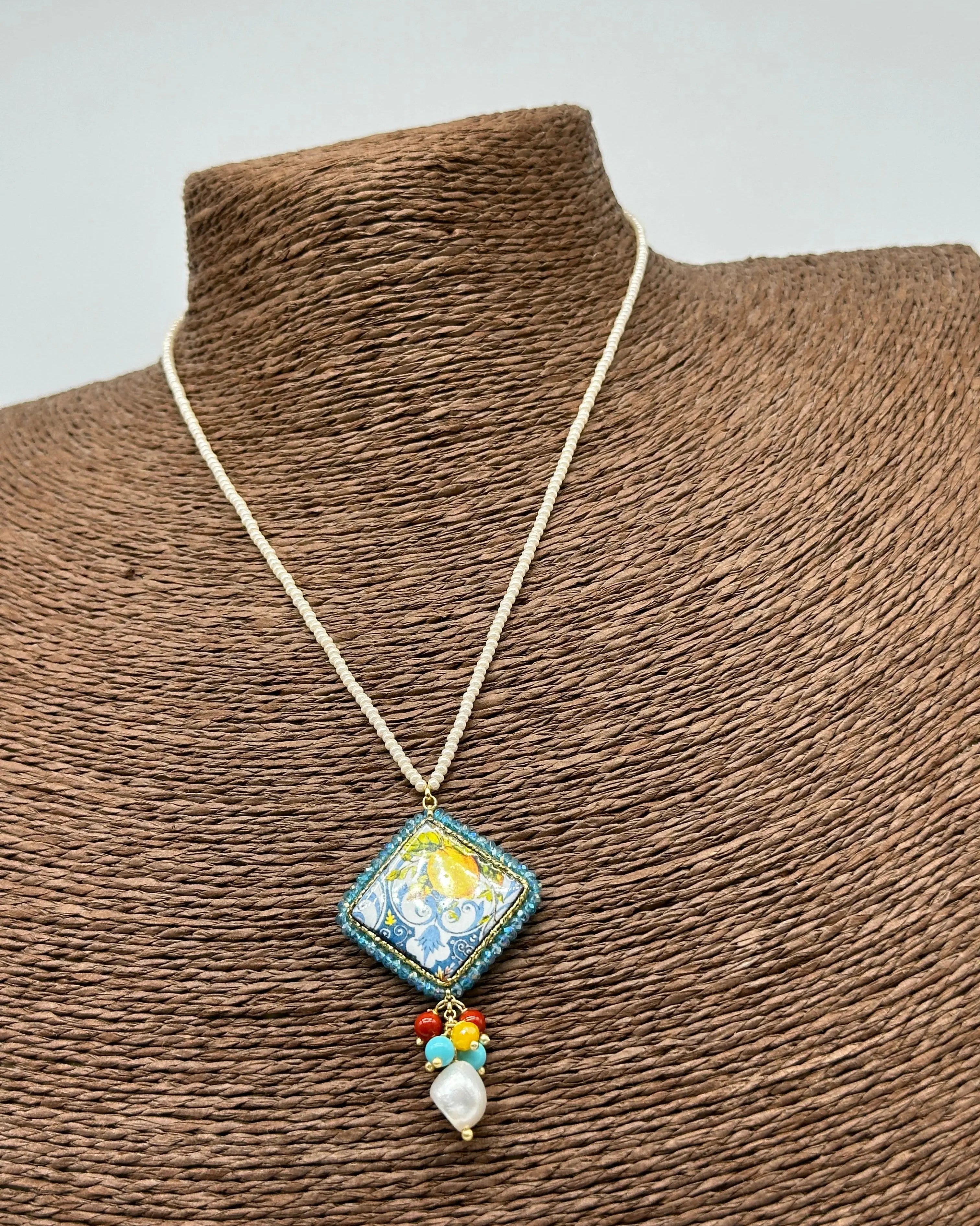 Collana Piastrella Ceramica Caltagirone Decoro Limoni, cornice azzurra, catena perline bianche DD CERAMICHE SICILIANE
