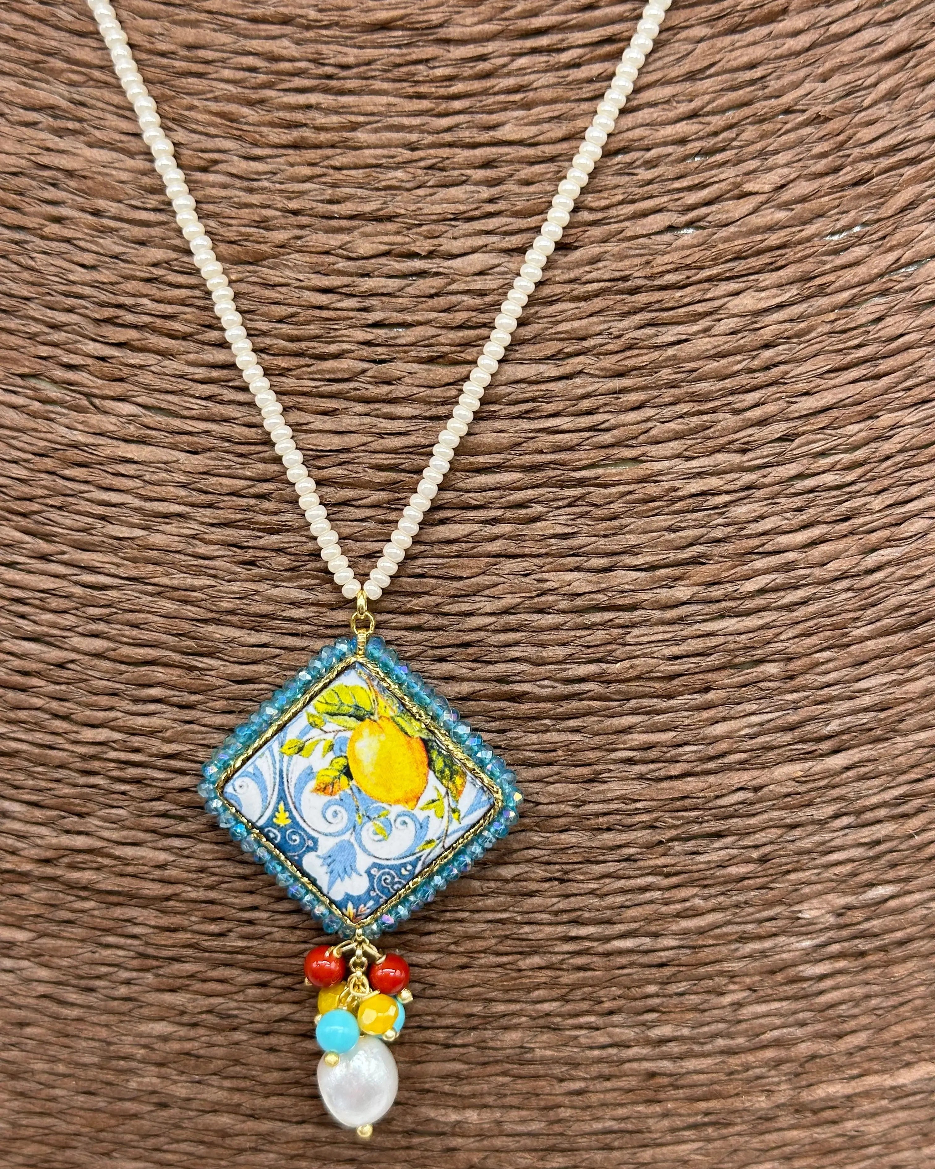 Collana Piastrella Ceramica Caltagirone Decoro Limoni, cornice azzurra, catena perline bianche DD CERAMICHE SICILIANE