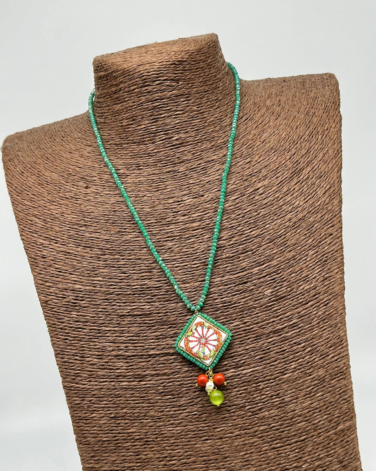 Collana Piastrella Ceramica Caltagirone, Ruota Carretto, catena perline verde DD CERAMICHE SICILIANE