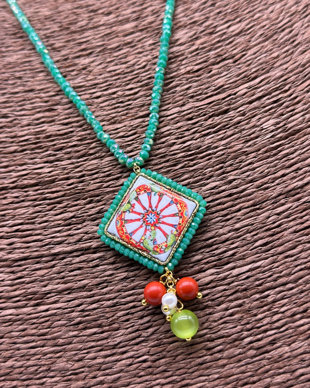 Collana Piastrella Ceramica Caltagirone, Ruota Carretto, catena perline verde DD CERAMICHE SICILIANE