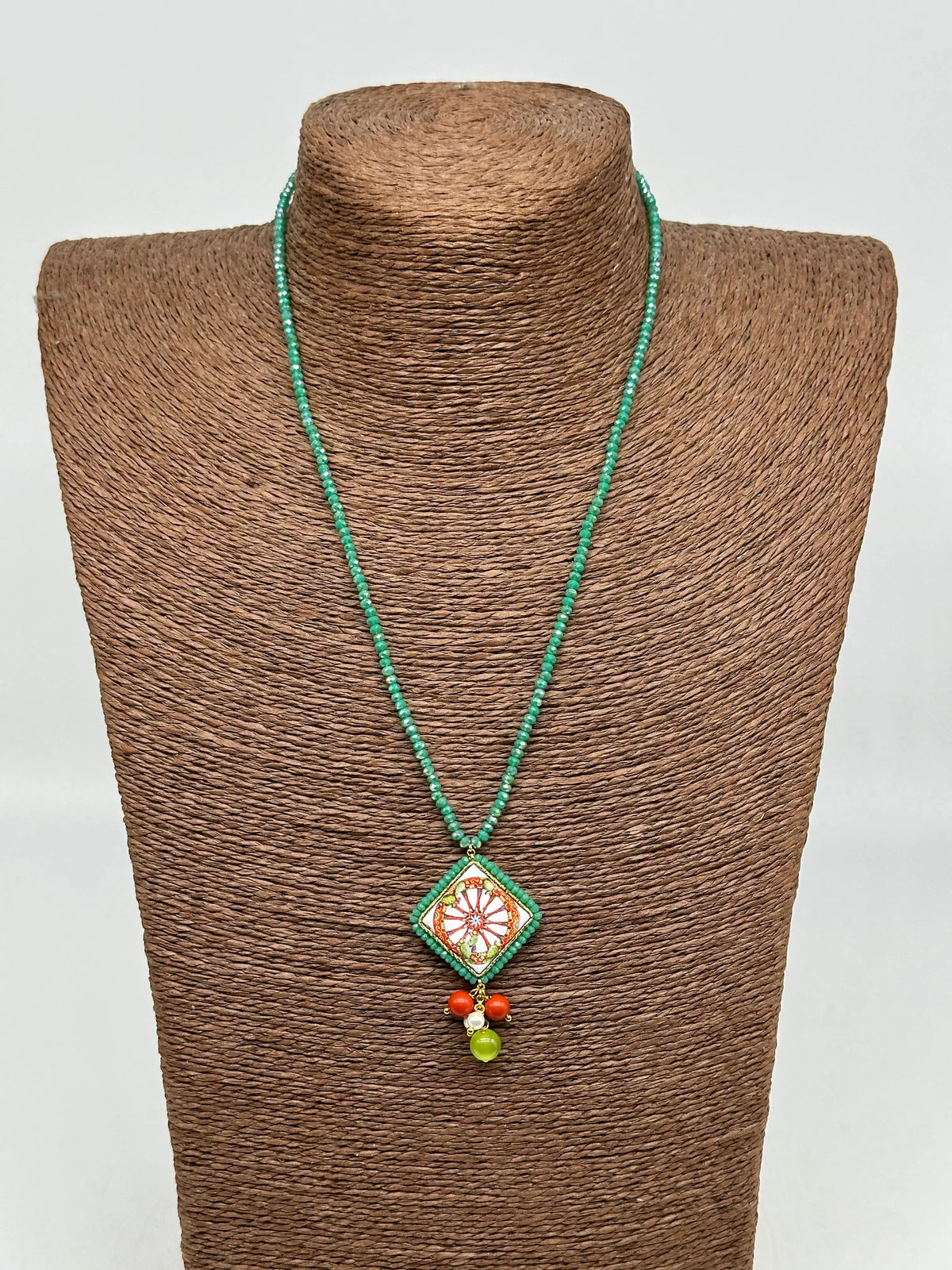Collana Piastrella Ceramica Caltagirone, Ruota Carretto, catena perline verde DD CERAMICHE SICILIANE