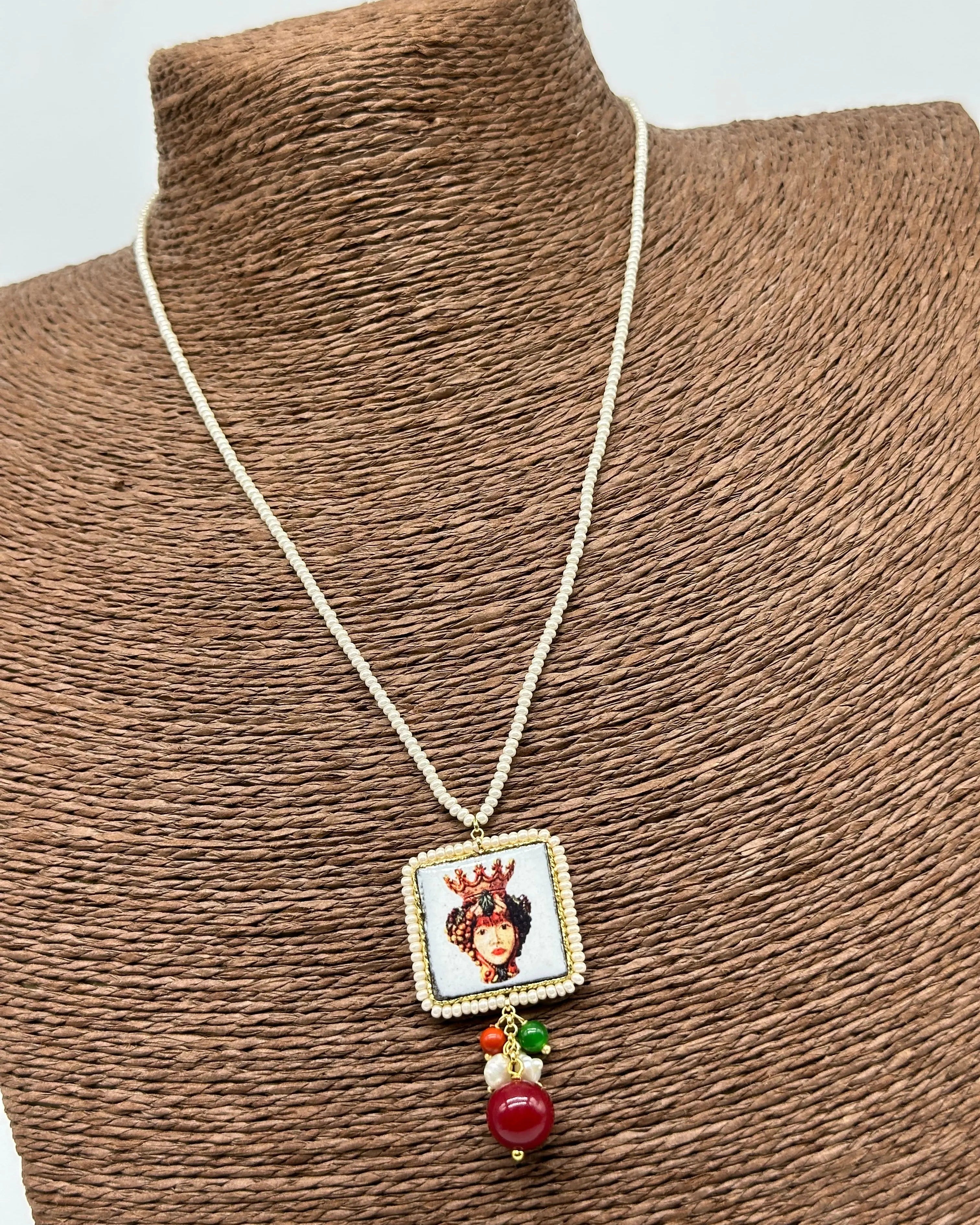 Collana Piastrella Ceramica Caltagirone, Testa di Moro, catena perline bianche DD CERAMICHE SICILIANE