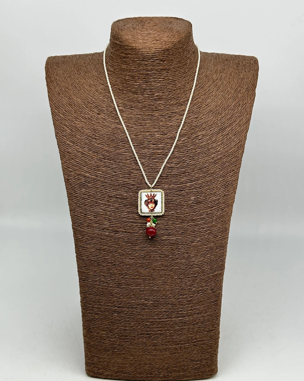 Collana Piastrella Ceramica Caltagirone, Testa di Moro, catena perline bianche DD CERAMICHE SICILIANE