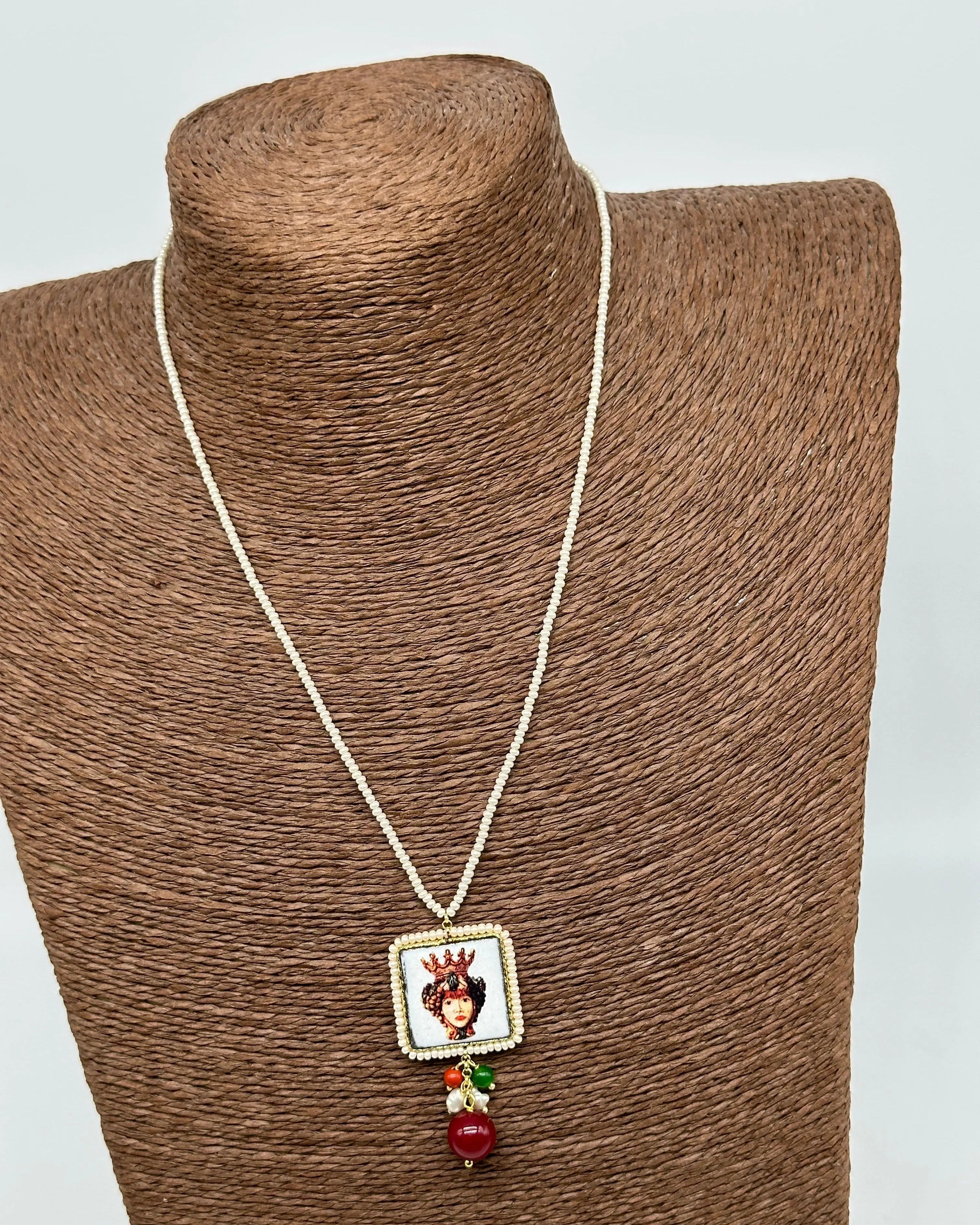 Collana Piastrella Ceramica Caltagirone, Testa di Moro, catena perline bianche DD CERAMICHE SICILIANE