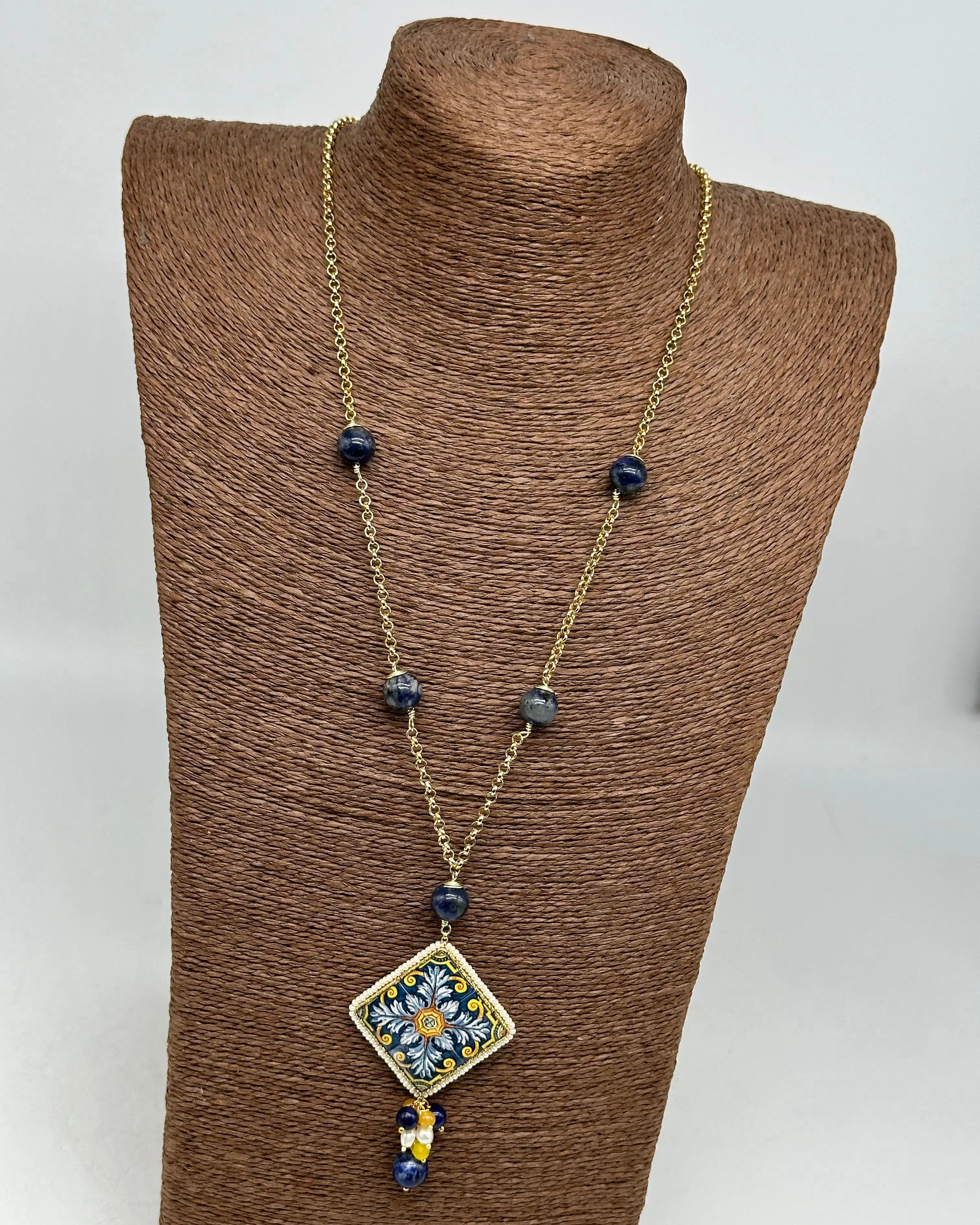 Collana Piastrella Ceramica di Caltagirone, catena dorata con pietre blu DD CERAMICHE SICILIANE