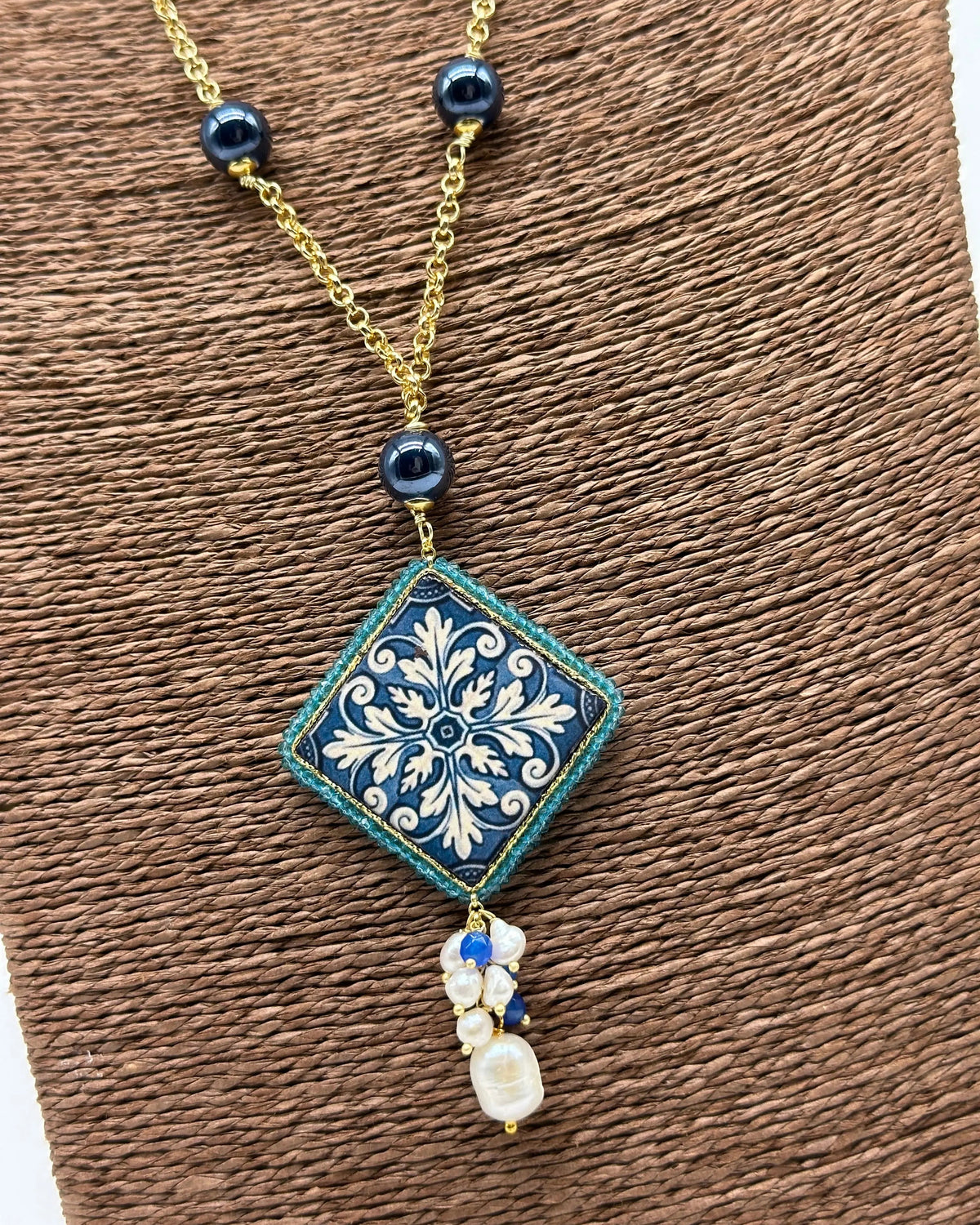 Collana Piastrella Ceramica di Caltagirone, catena dorata con pietre blu V.2 DD CERAMICHE SICILIANE