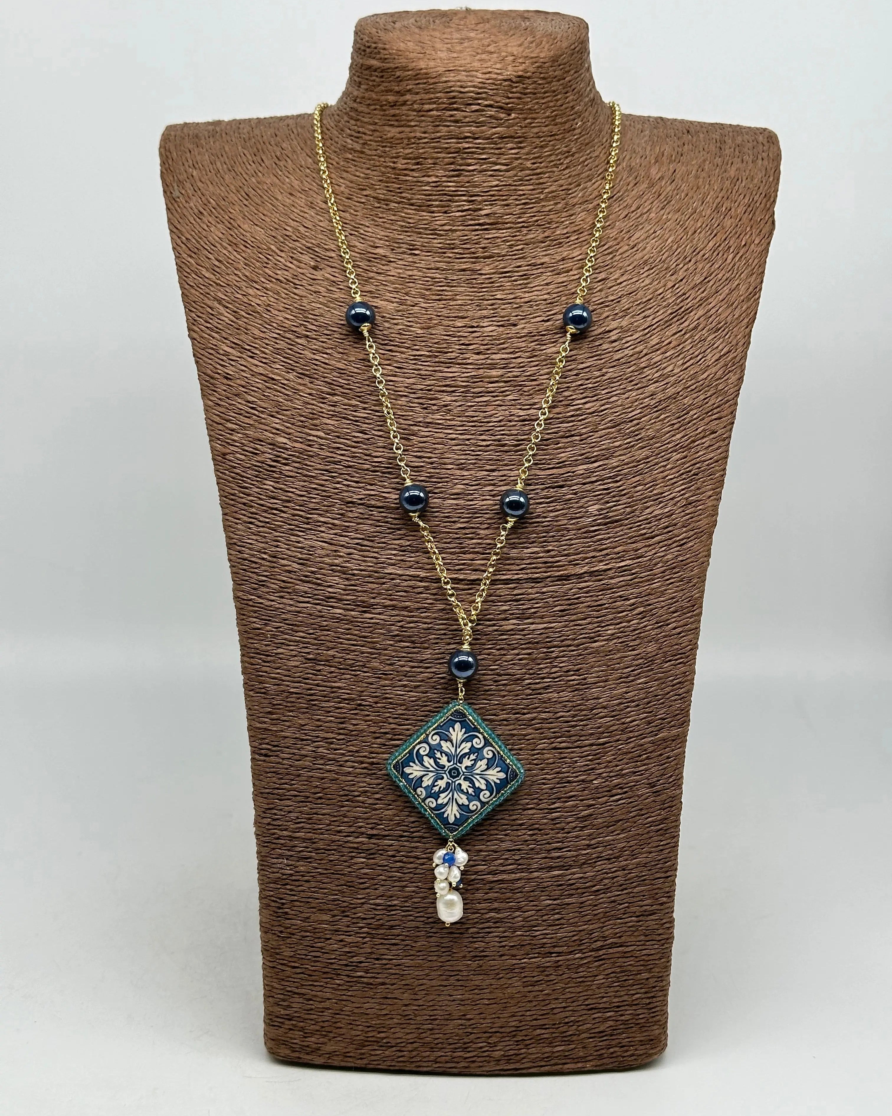 Collana Piastrella Ceramica di Caltagirone, catena dorata con pietre blu V.2 DD CERAMICHE SICILIANE