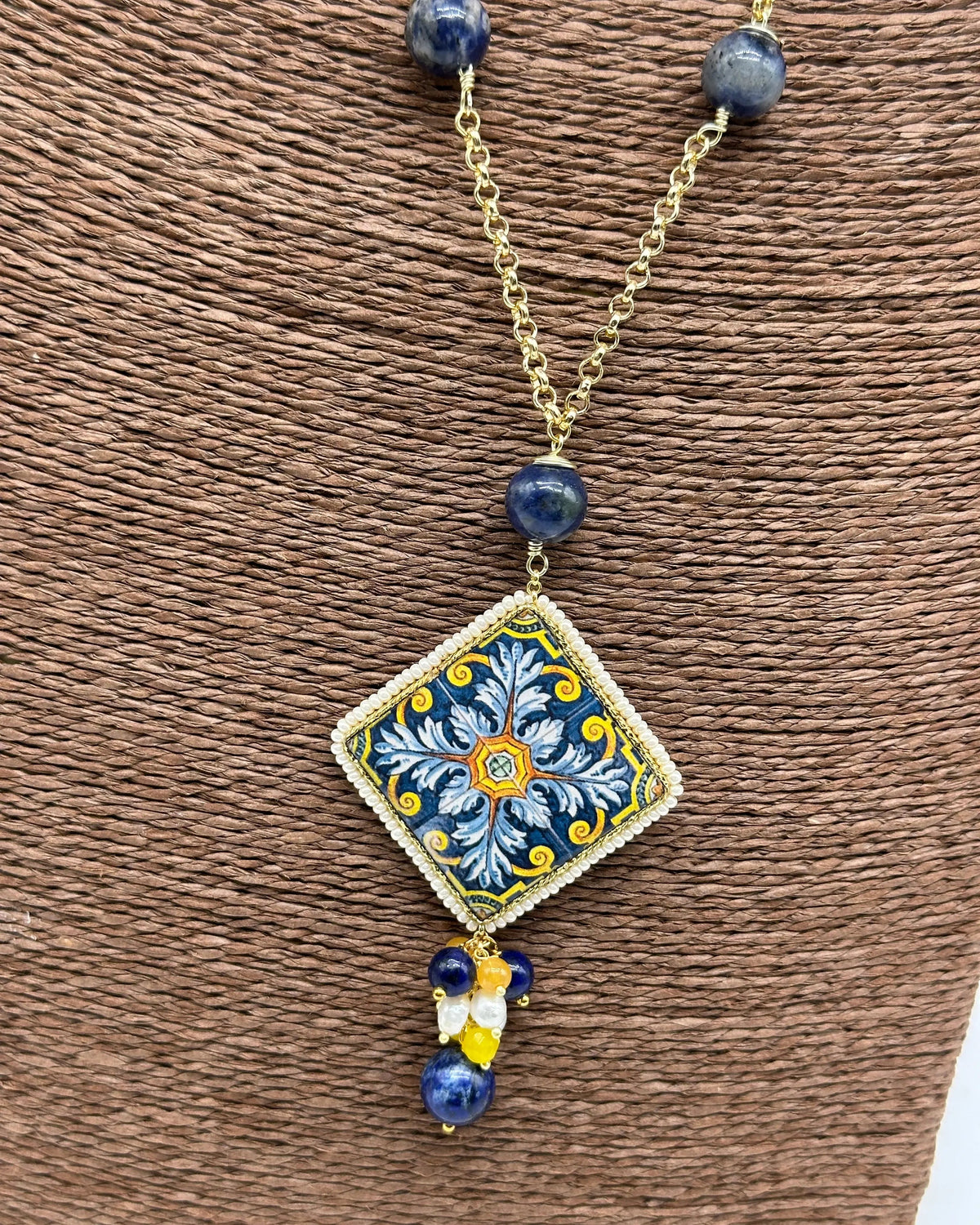 Collana Piastrella Ceramica di Caltagirone, catena dorata con pietre blu DD CERAMICHE SICILIANE
