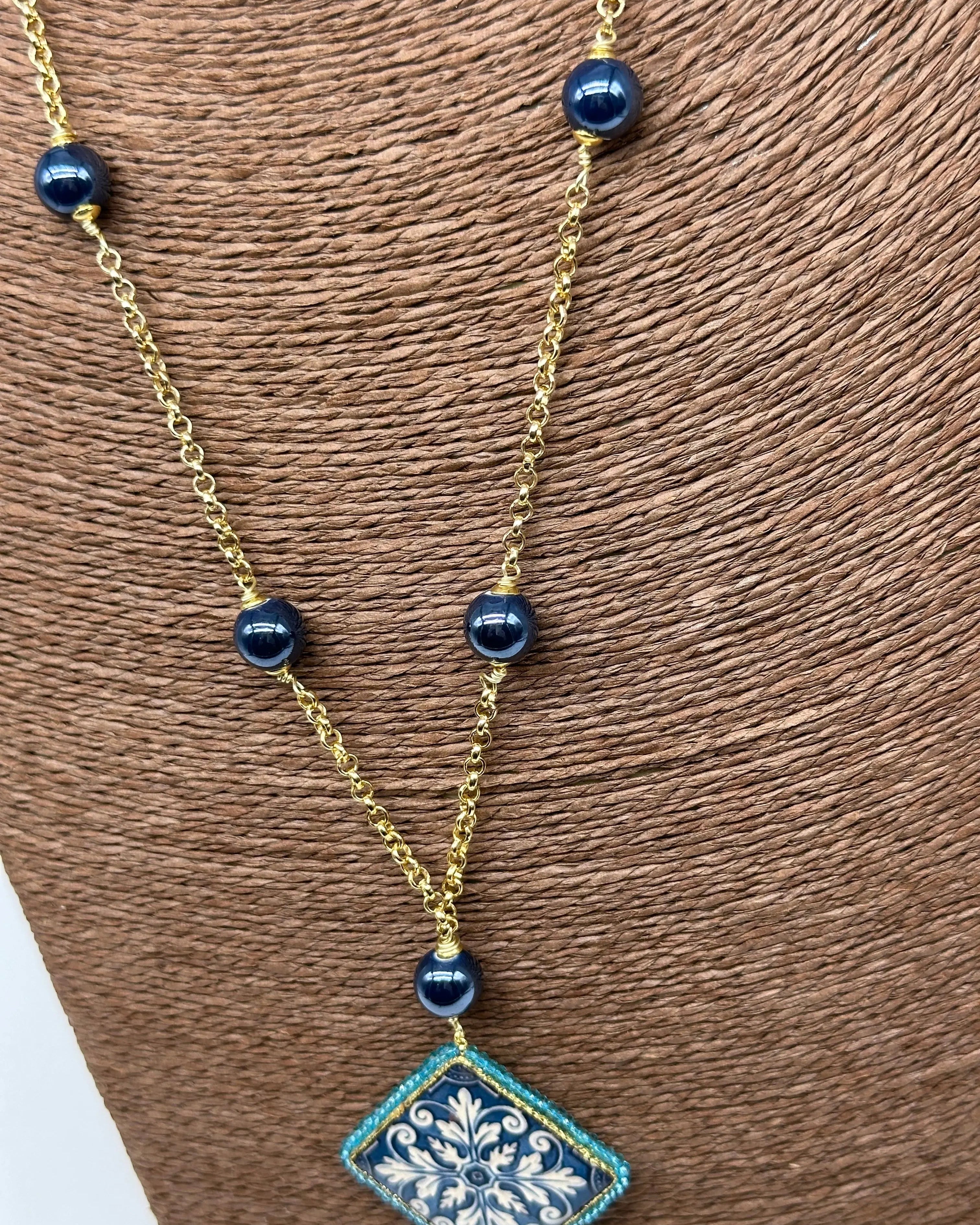 Collana Piastrella Ceramica di Caltagirone, catena dorata con pietre blu V.2 DD CERAMICHE SICILIANE