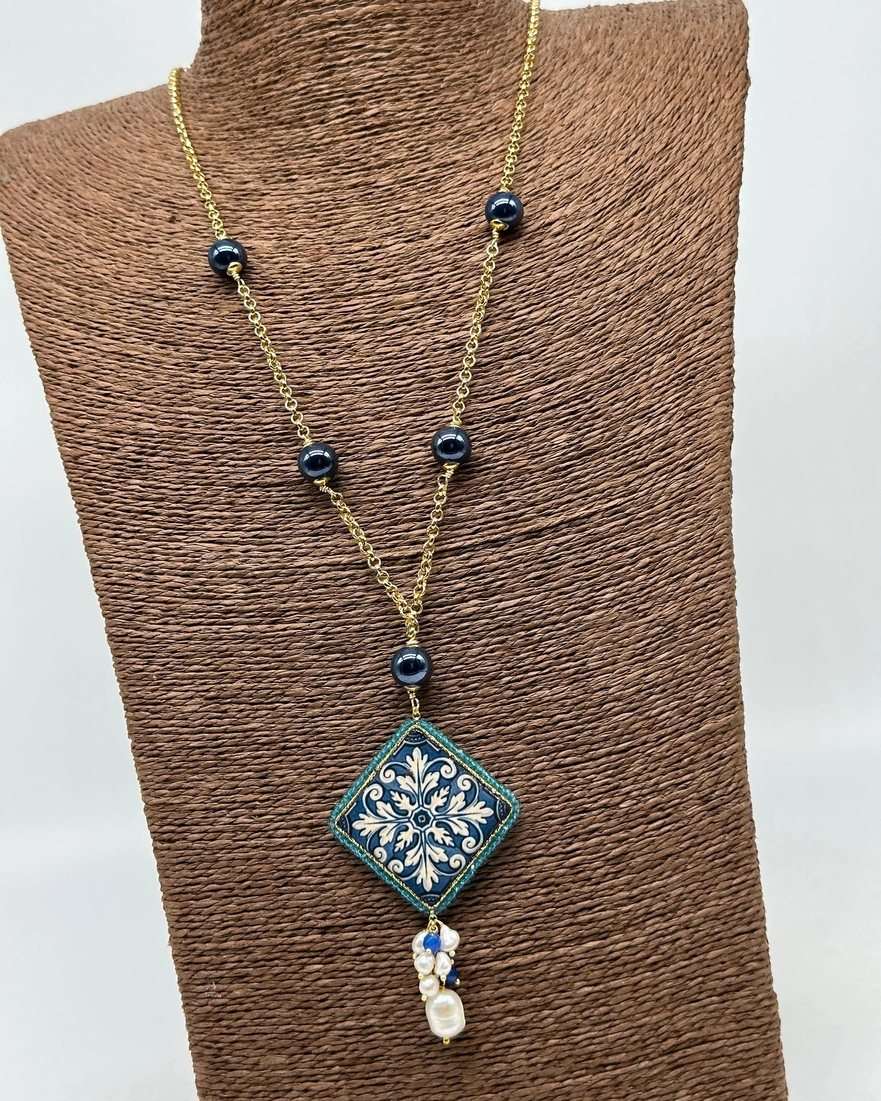 Collana Piastrella Ceramica di Caltagirone, catena dorata con pietre blu V.2 DD CERAMICHE SICILIANE