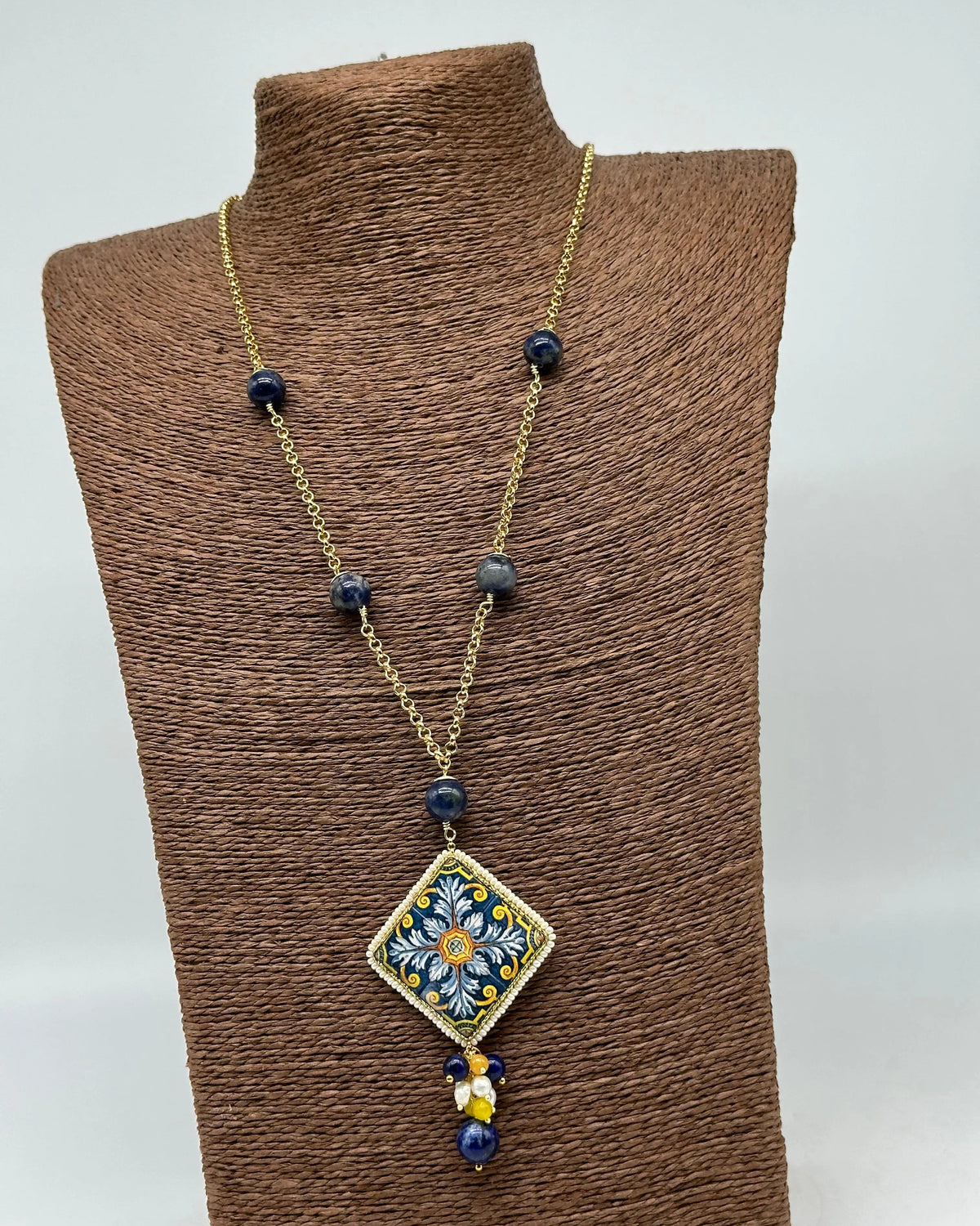 Collana Piastrella Ceramica di Caltagirone, catena dorata con pietre blu DD CERAMICHE SICILIANE