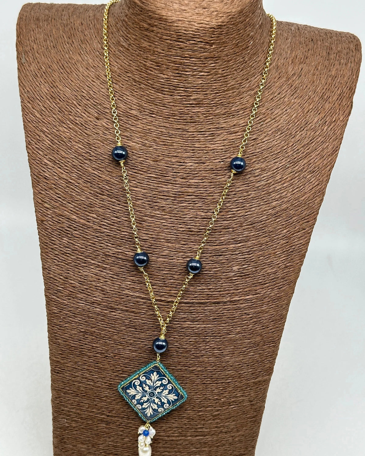 Collana Piastrella Ceramica di Caltagirone, catena dorata con pietre blu V.2 DD CERAMICHE SICILIANE