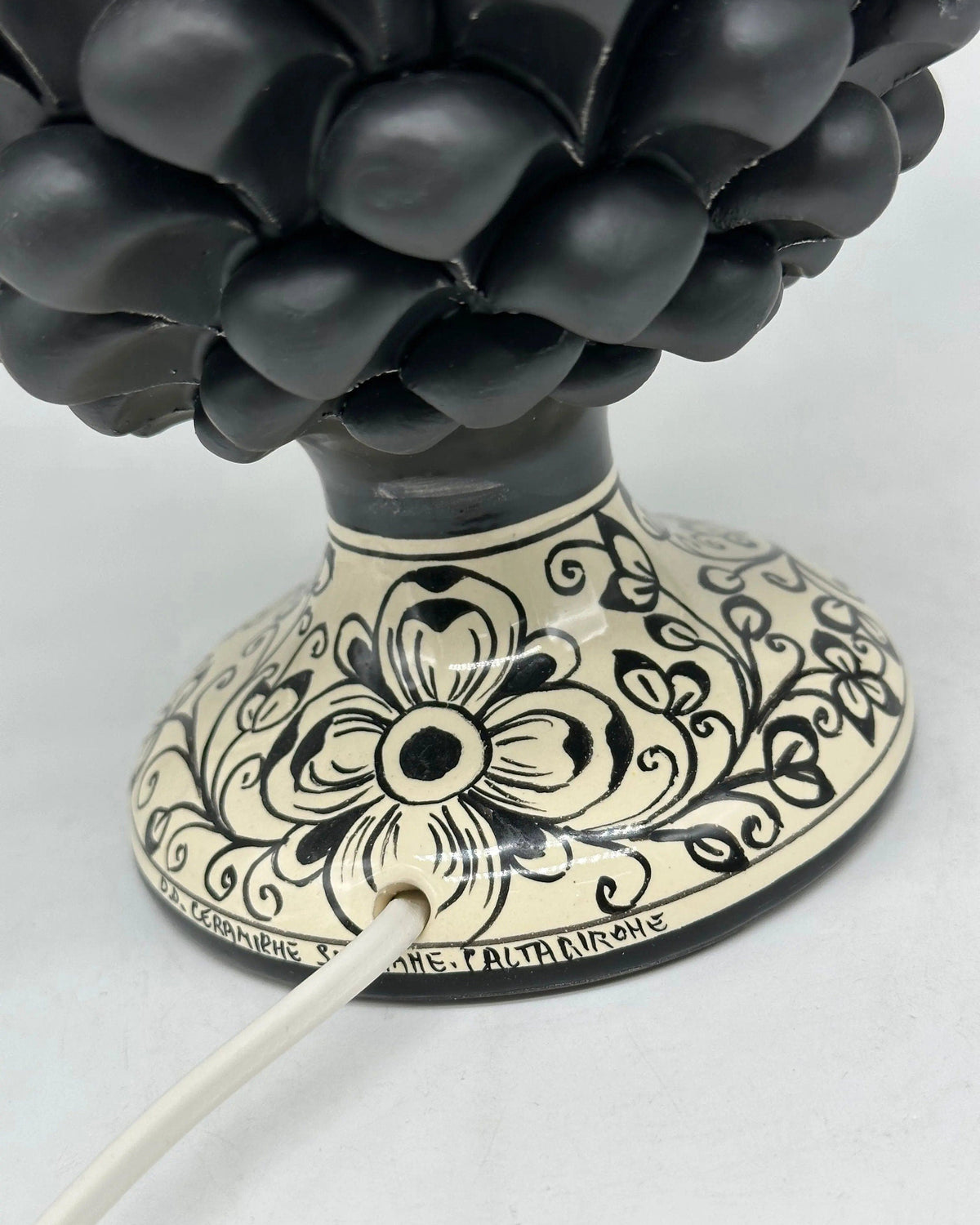 Lampada Pigna Ceramica Caltagirone cm H.25 Artigianale Nero Opaco Base Decorata DD CERAMICHE SICILIANE