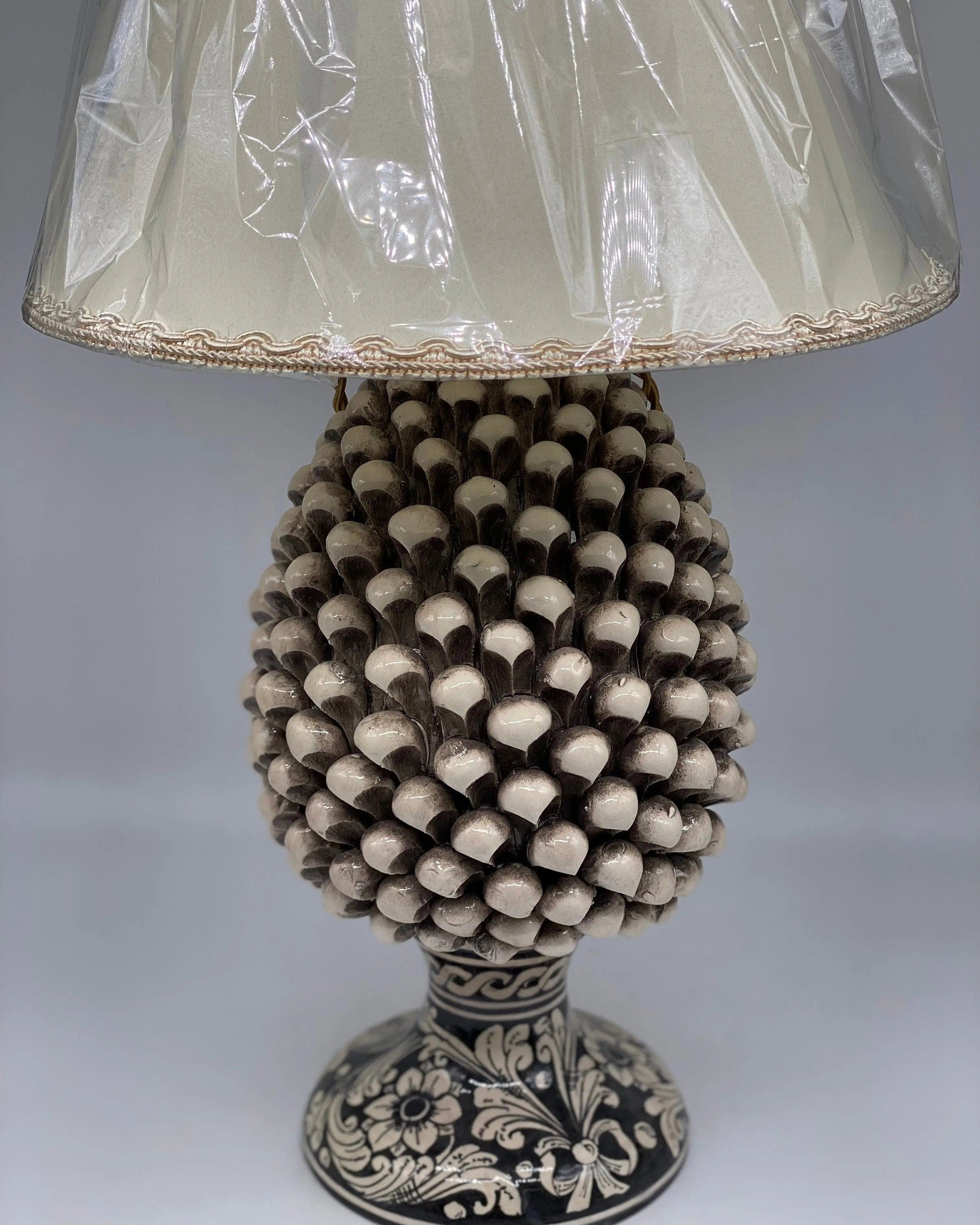 Lampada Pigna Ceramica Caltagirone cm H.30 Artigianale Écru Base Decorata DD CERAMICHE SICILIANE