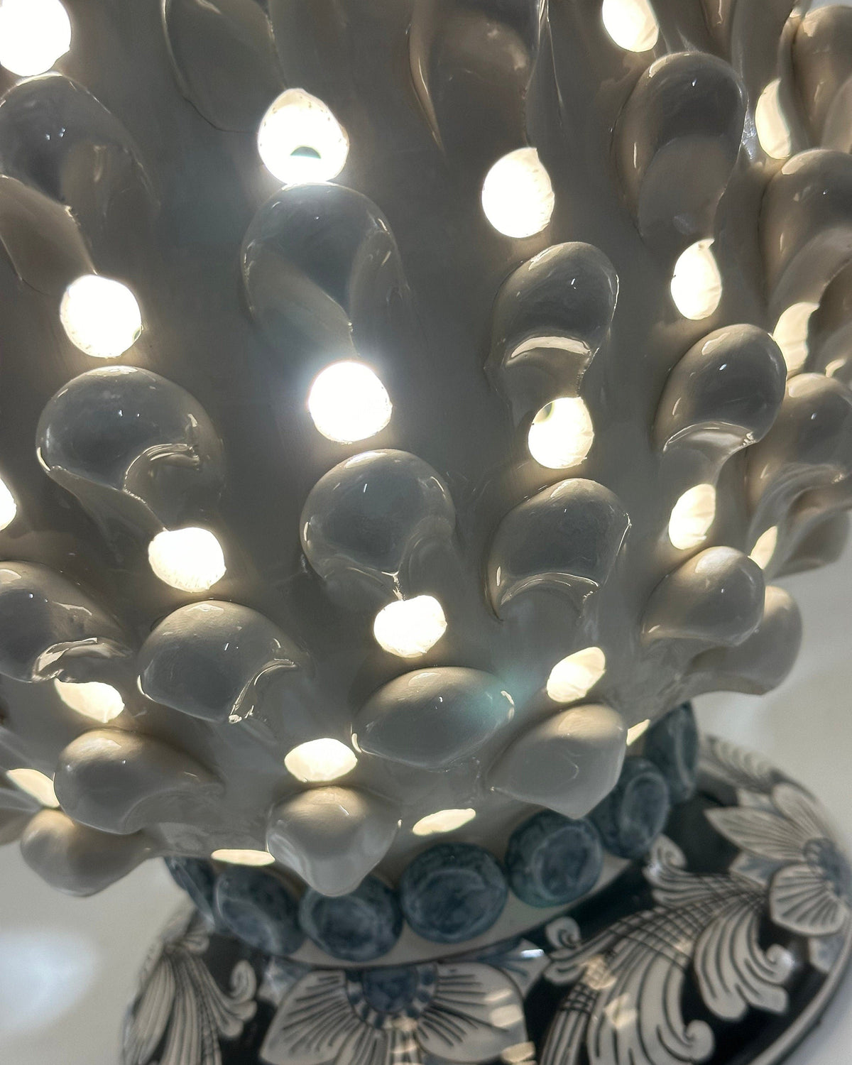 Lampada Pigna Gigante traforata Ceramica Caltagirone cm H.45 L.28 Artigianale Bianco Base Decorata