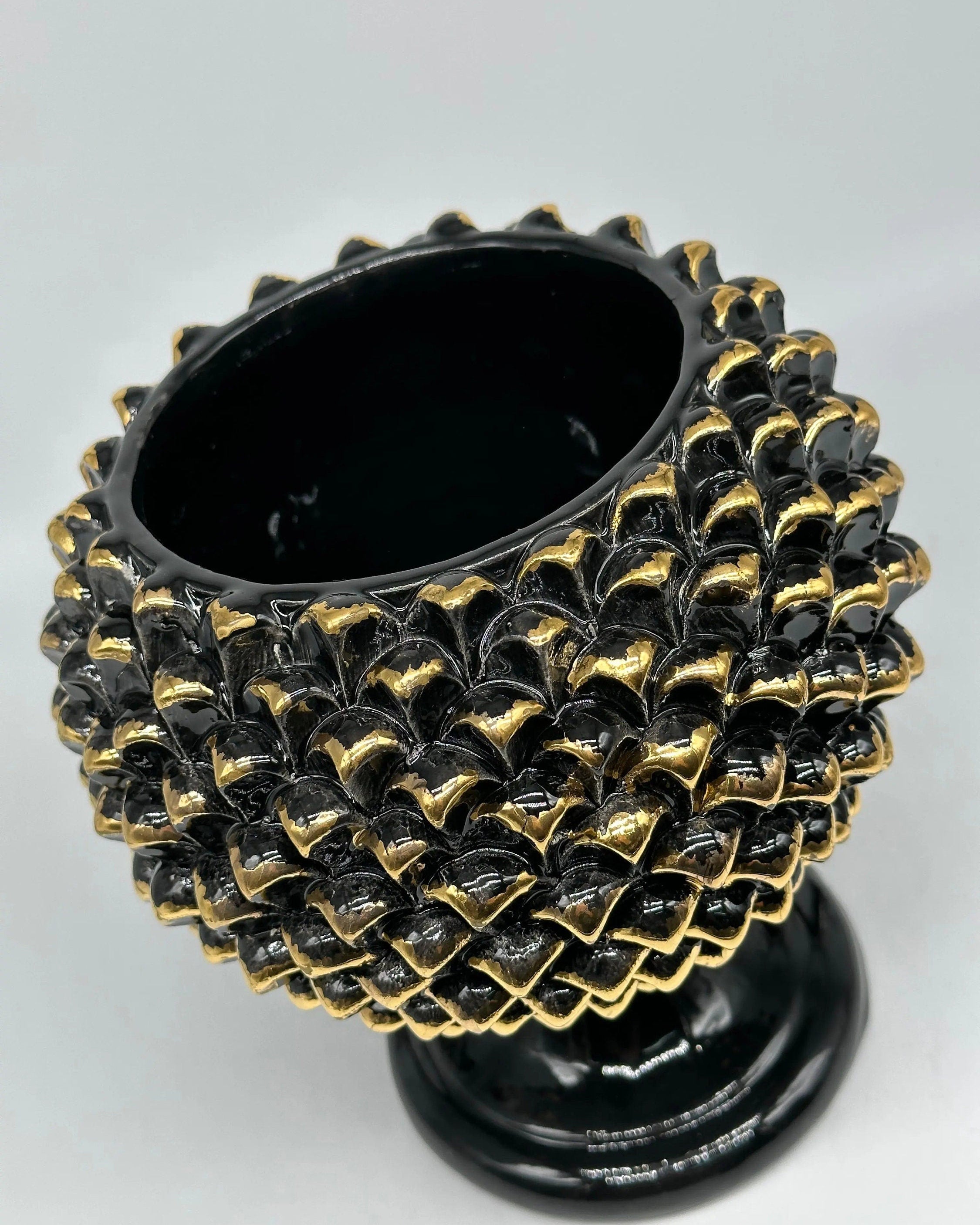 Portavaso Mezza Pigna Ceramica Caltagirone cm H.20 Artigianale Nero Punte Oro DD CERAMICHE SICILIANE