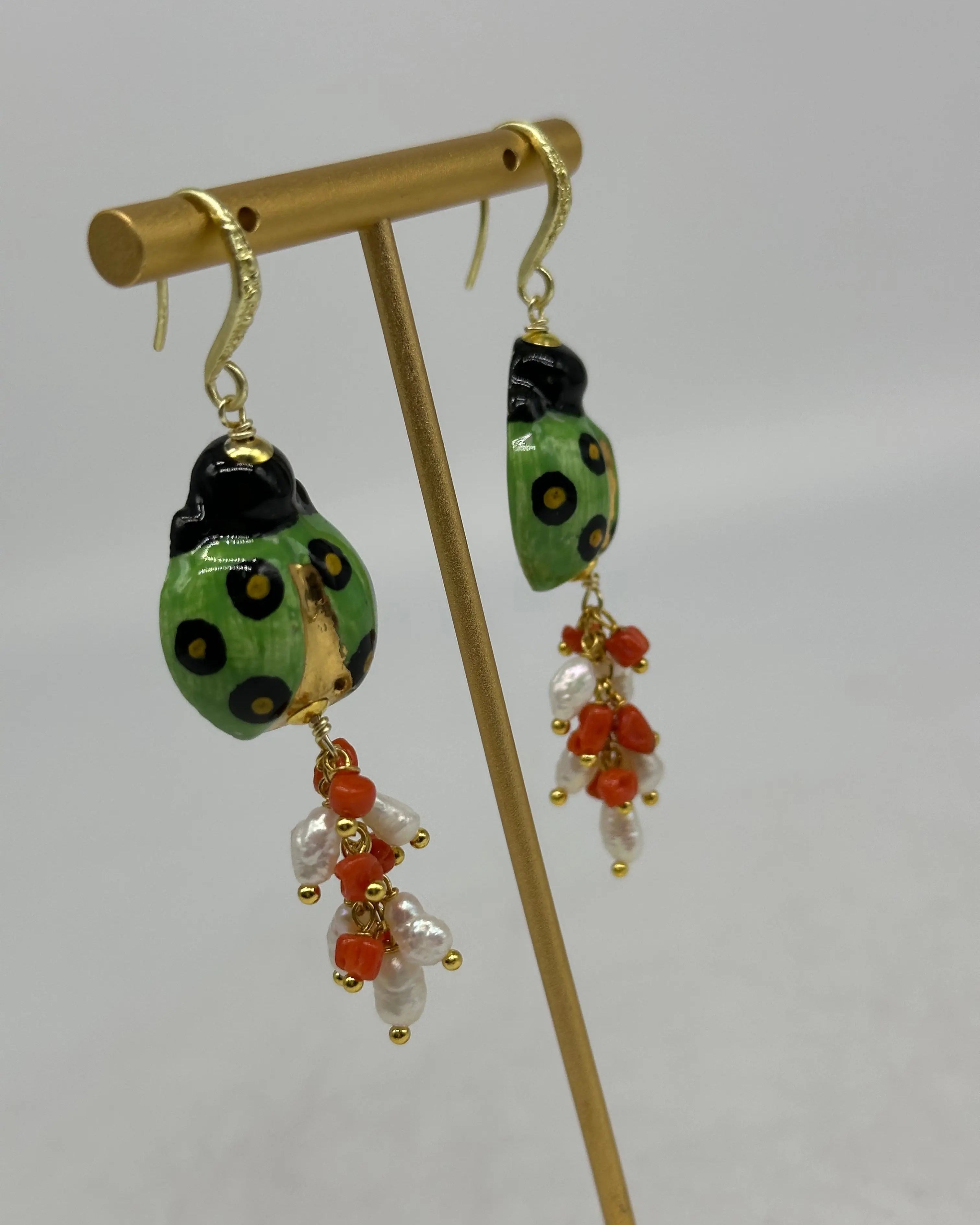 Orecchini Artigianali Coccinella Verde Portafortuna in Ceramica di Caltagirone DD CERAMICHE SICILIANE