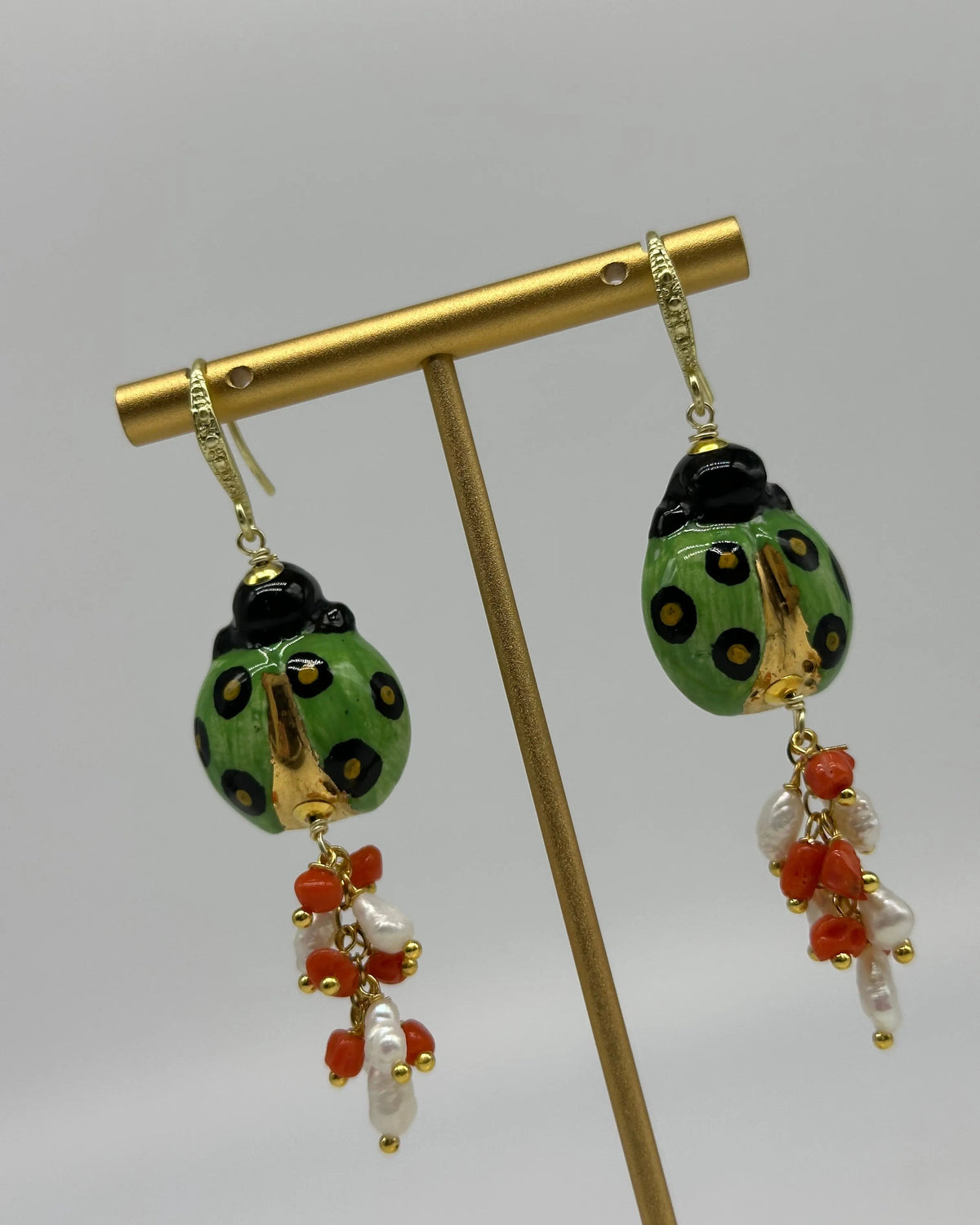 Orecchini Artigianali Coccinella Verde Portafortuna in Ceramica di Caltagirone DD CERAMICHE SICILIANE
