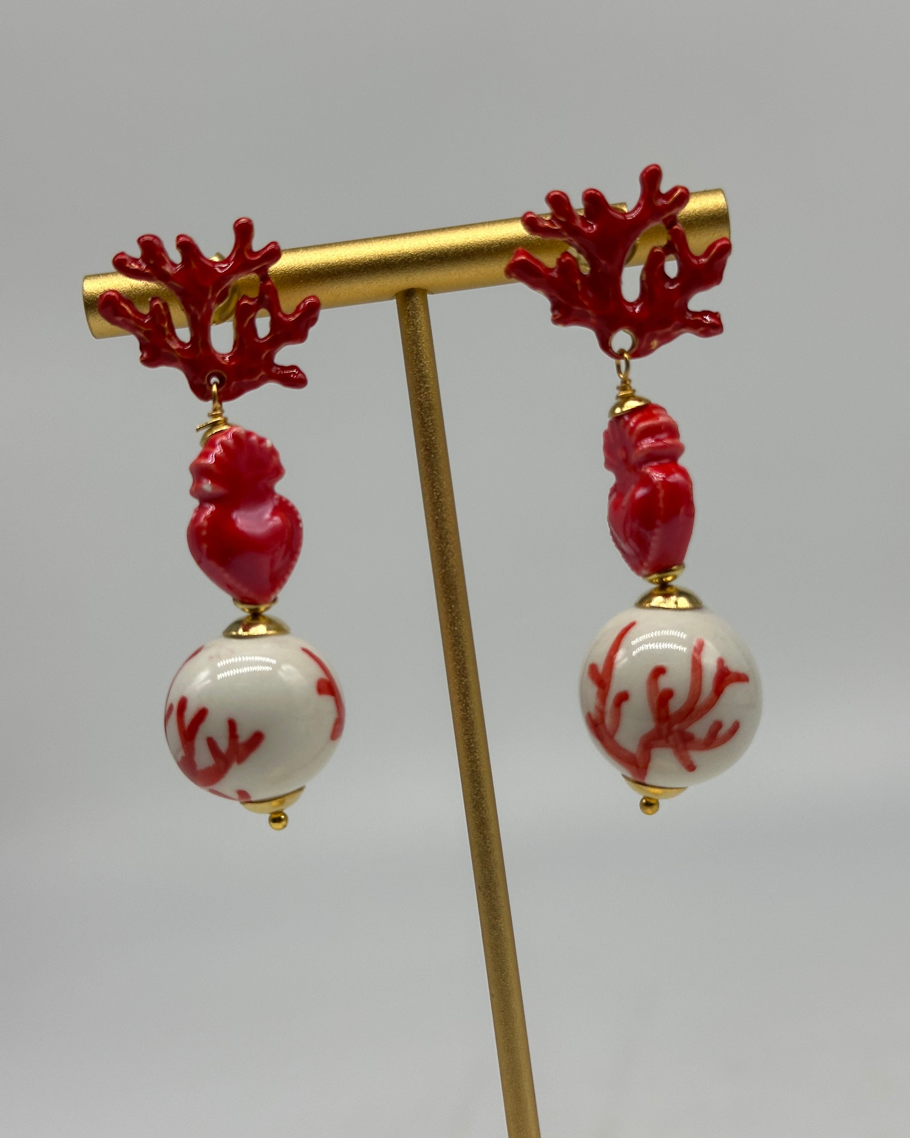 Orecchini Artigianali Sfere di Natale Bianco con decori Rosso in Ceramica di Caltagirone cuore sacro e corallo - BIJOUX