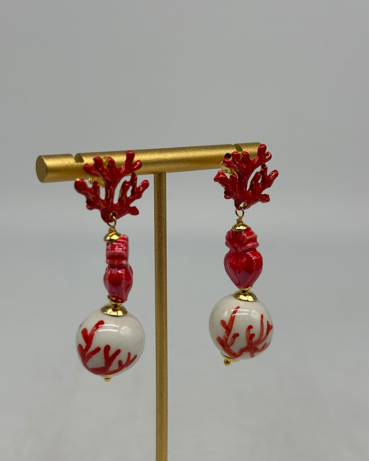 Orecchini Artigianali Sfere di Natale Bianco con decori Rosso in Ceramica di Caltagirone cuore sacro e corallo - BIJOUX