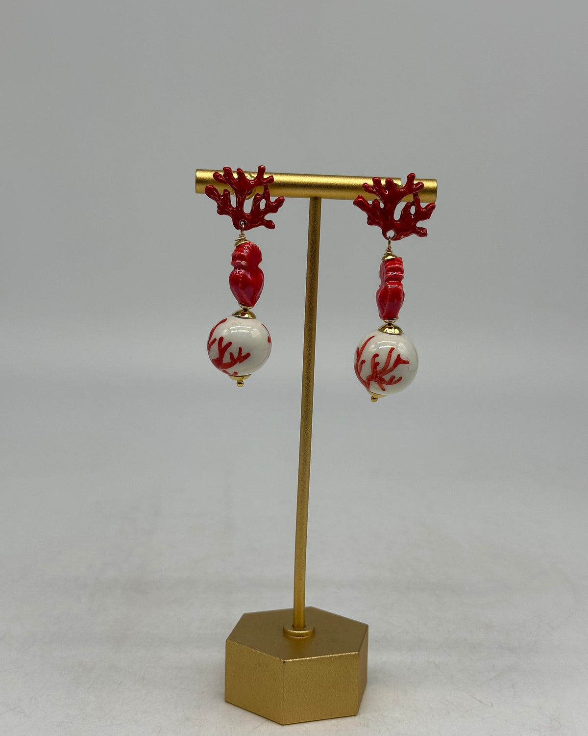 Orecchini Artigianali Sfere di Natale Bianco con decori Rosso in Ceramica di Caltagirone cuore sacro e corallo - BIJOUX
