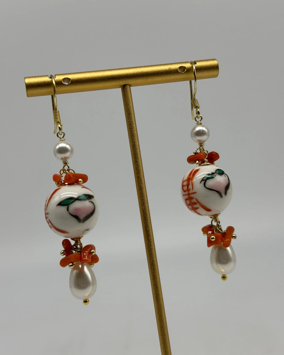 Orecchini Artigianali Sfere di Natale Bianco con decoro frutto in Ceramica di Caltagirone, pietre e corallo DD CERAMICHE SICILIANE