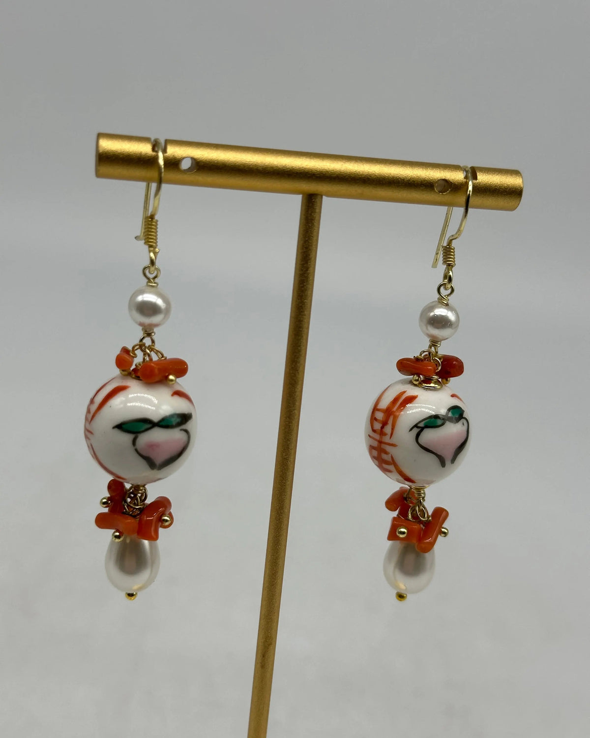 Orecchini Artigianali Sfere di Natale Bianco con decoro frutto in Ceramica di Caltagirone, pietre e corallo DD CERAMICHE SICILIANE