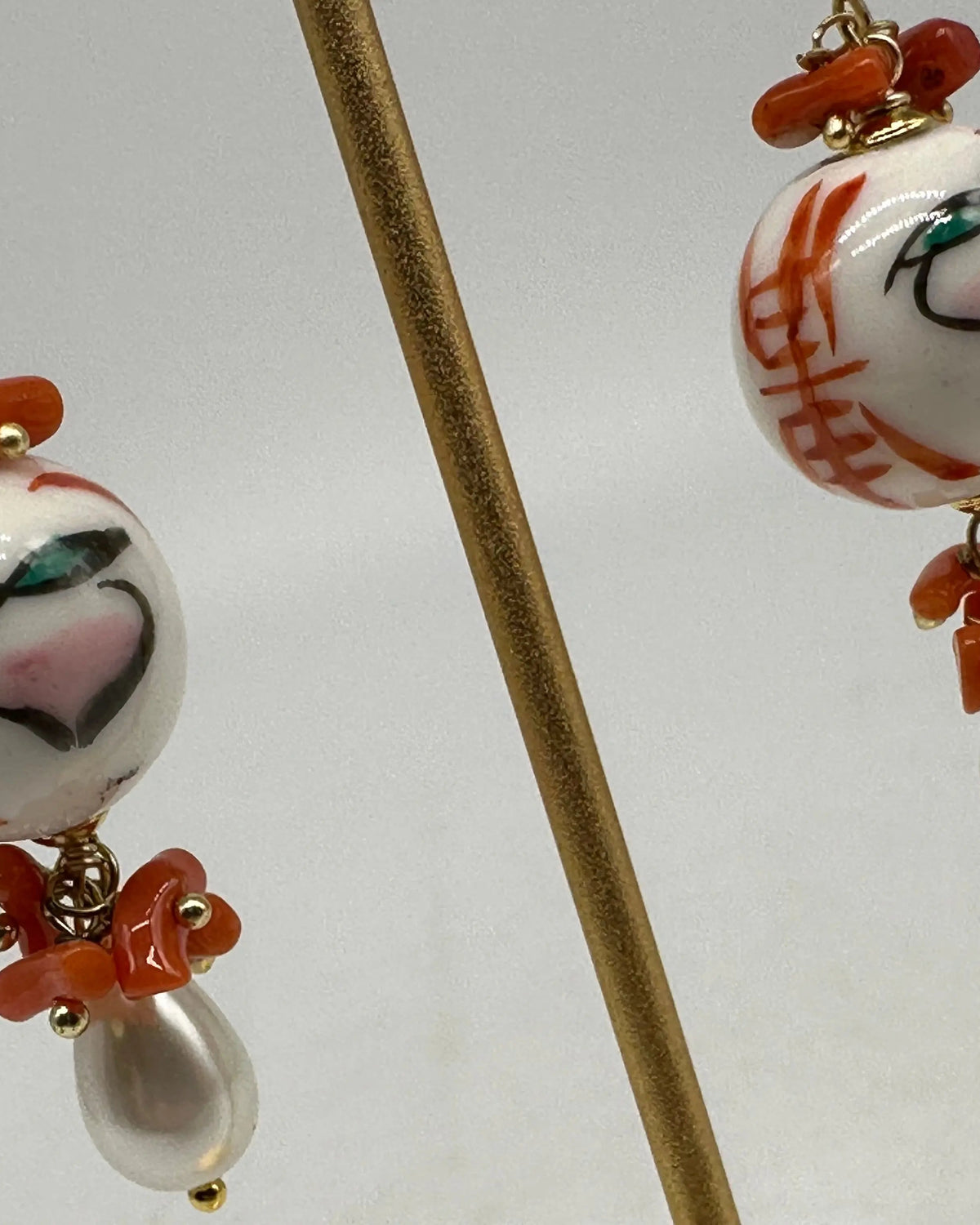 Orecchini Artigianali Sfere di Natale Bianco con decoro frutto in Ceramica di Caltagirone, pietre e corallo DD CERAMICHE SICILIANE