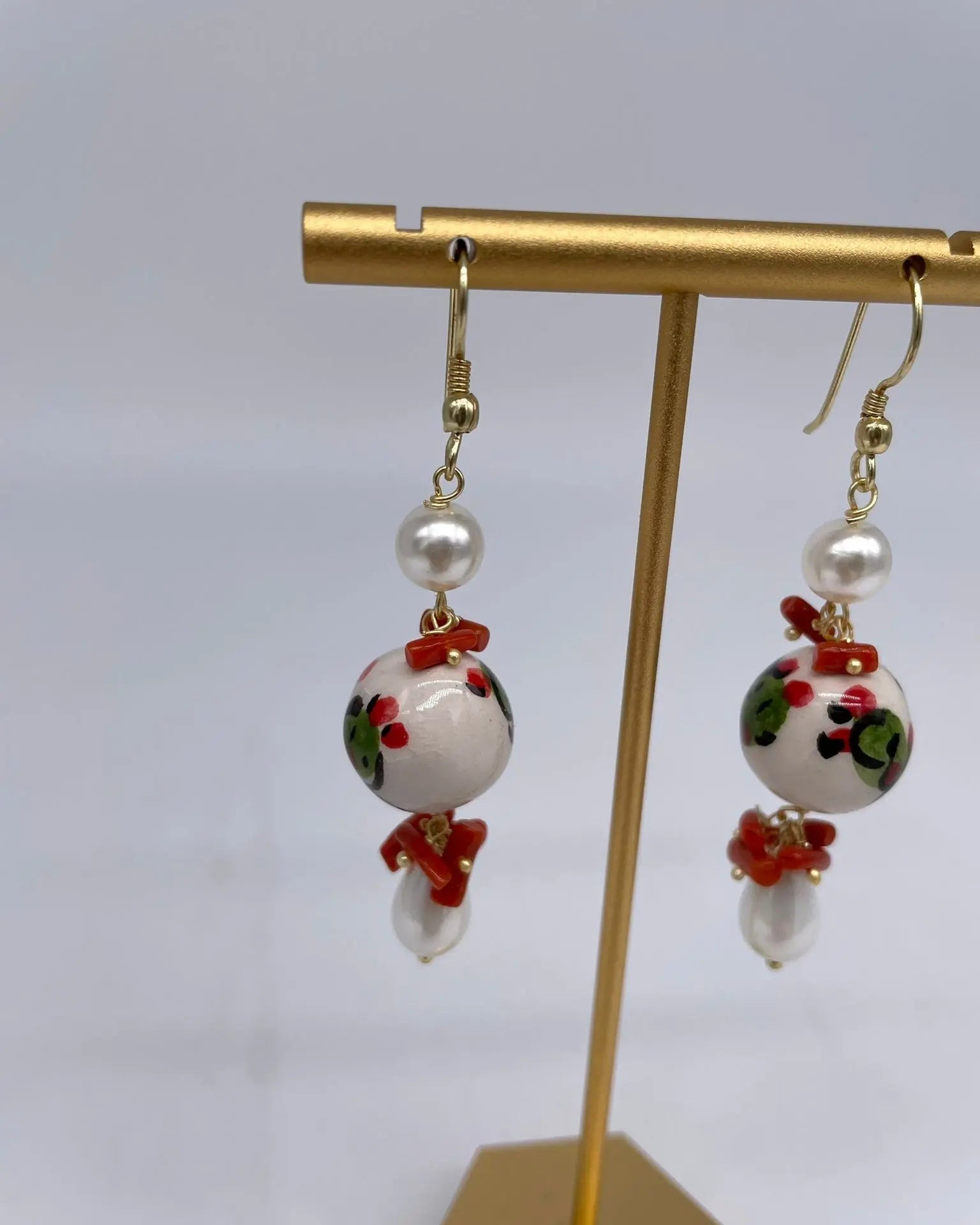 Orecchini Artigianali Sfere di Natale Bianco in Ceramica di Caltagirone, pietre e corallo - DD CERAMICHE SICILIANE