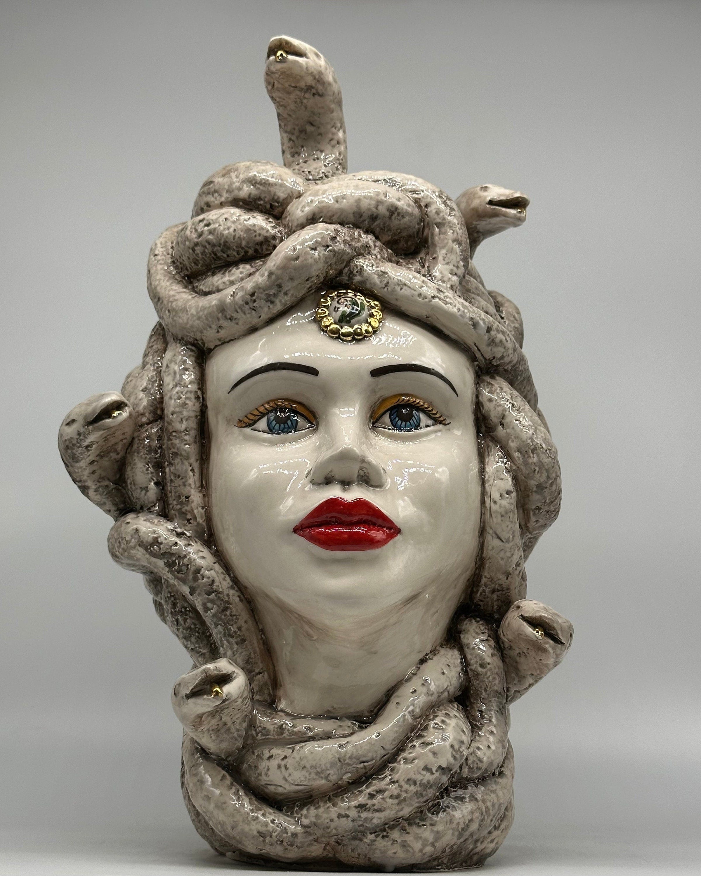 Testa Mitologica Medusa Ceramica Caltagirone cm H.38 L.25 Artigianale Écru dettagli Oro