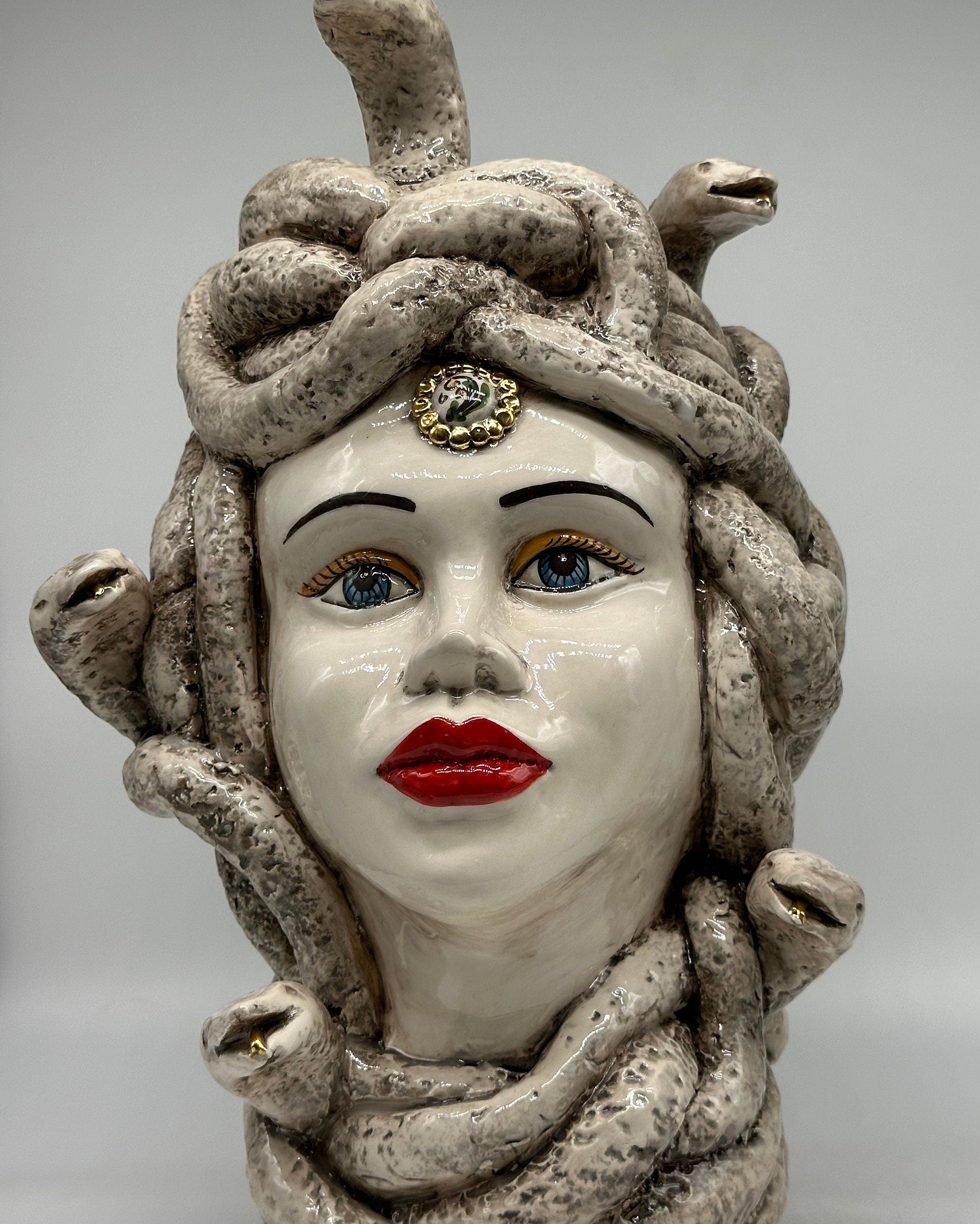 Testa Mitologica Medusa Ceramica Caltagirone cm H.38 L.25 Artigianale Écru dettagli Oro