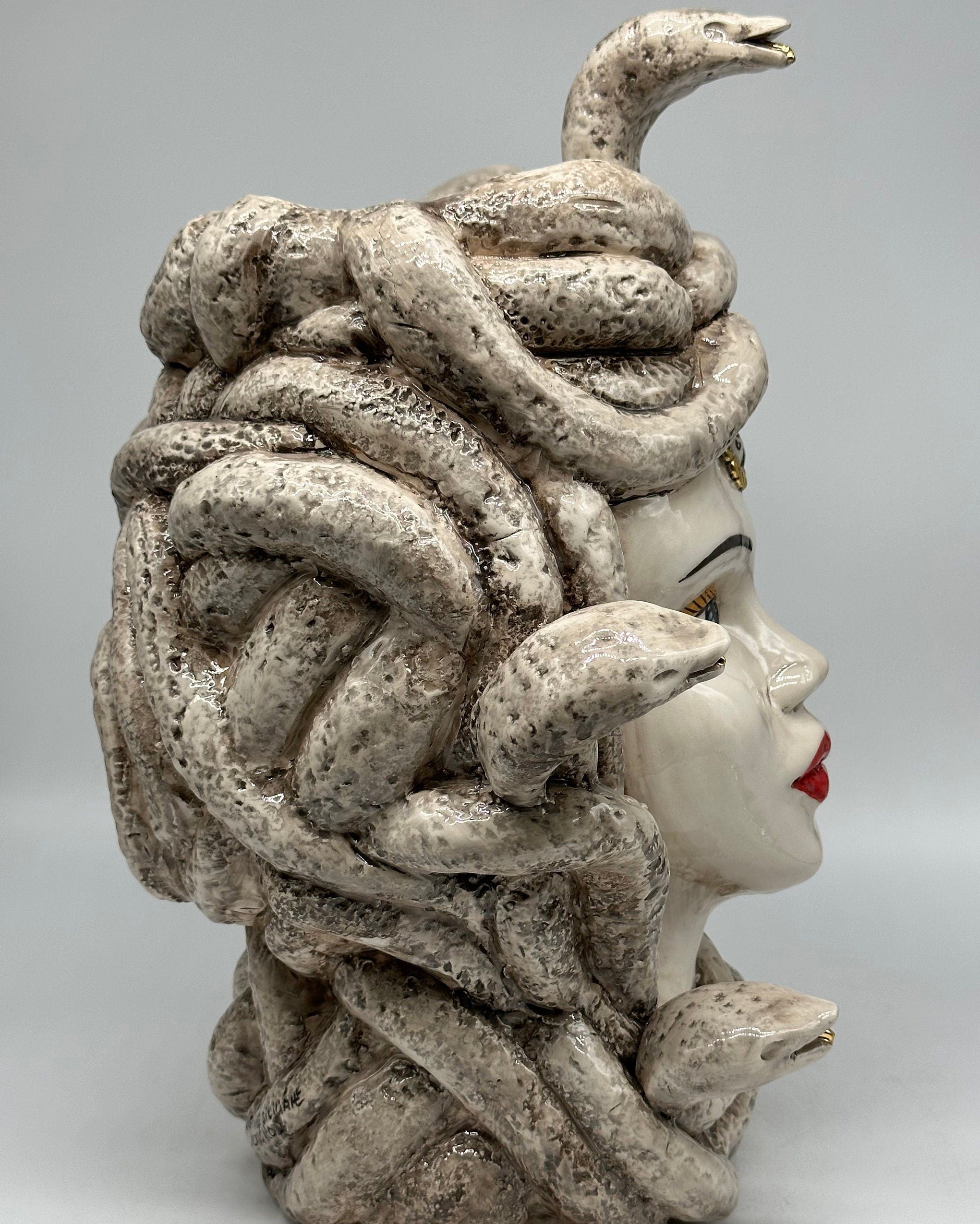 Testa Mitologica Medusa Ceramica Caltagirone cm H.38 L.25 Artigianale Écru dettagli Oro