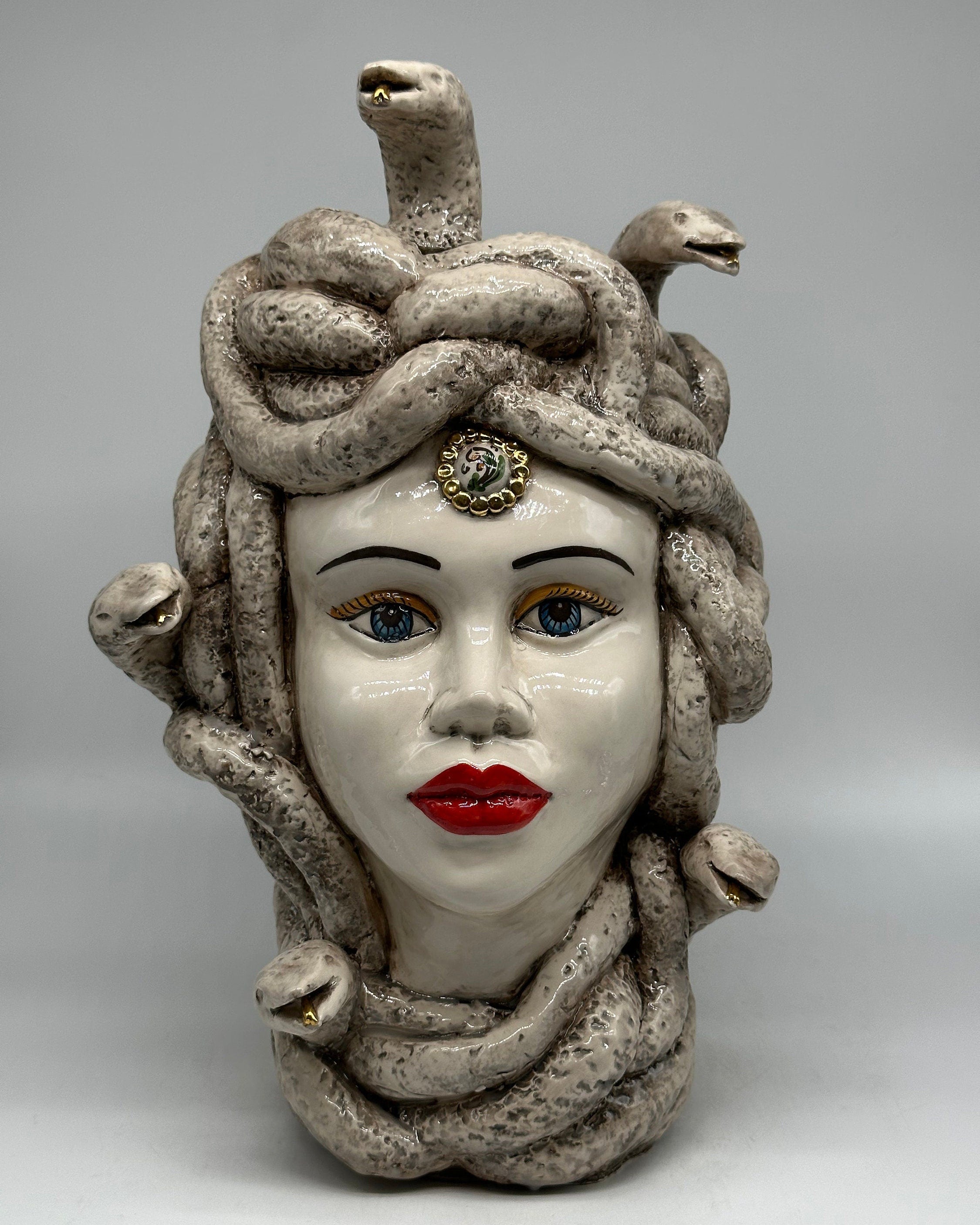 Testa Mitologica Medusa Ceramica Caltagirone cm H.38 L.25 Artigianale Écru dettagli Oro