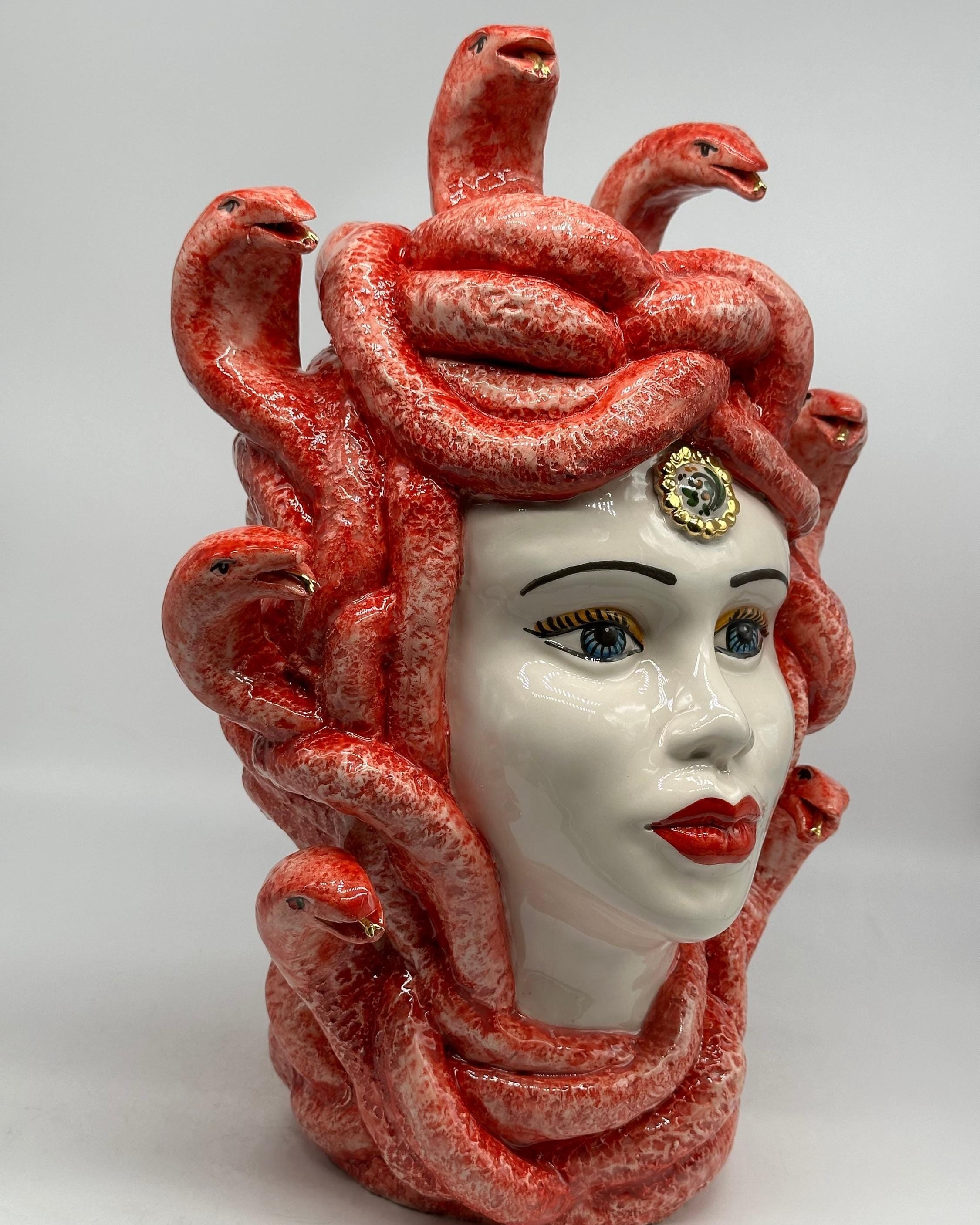 Testa Mitologica Medusa Ceramica Caltagirone cm H.38 L.25 Artigianale Rosso dettagli Oro
